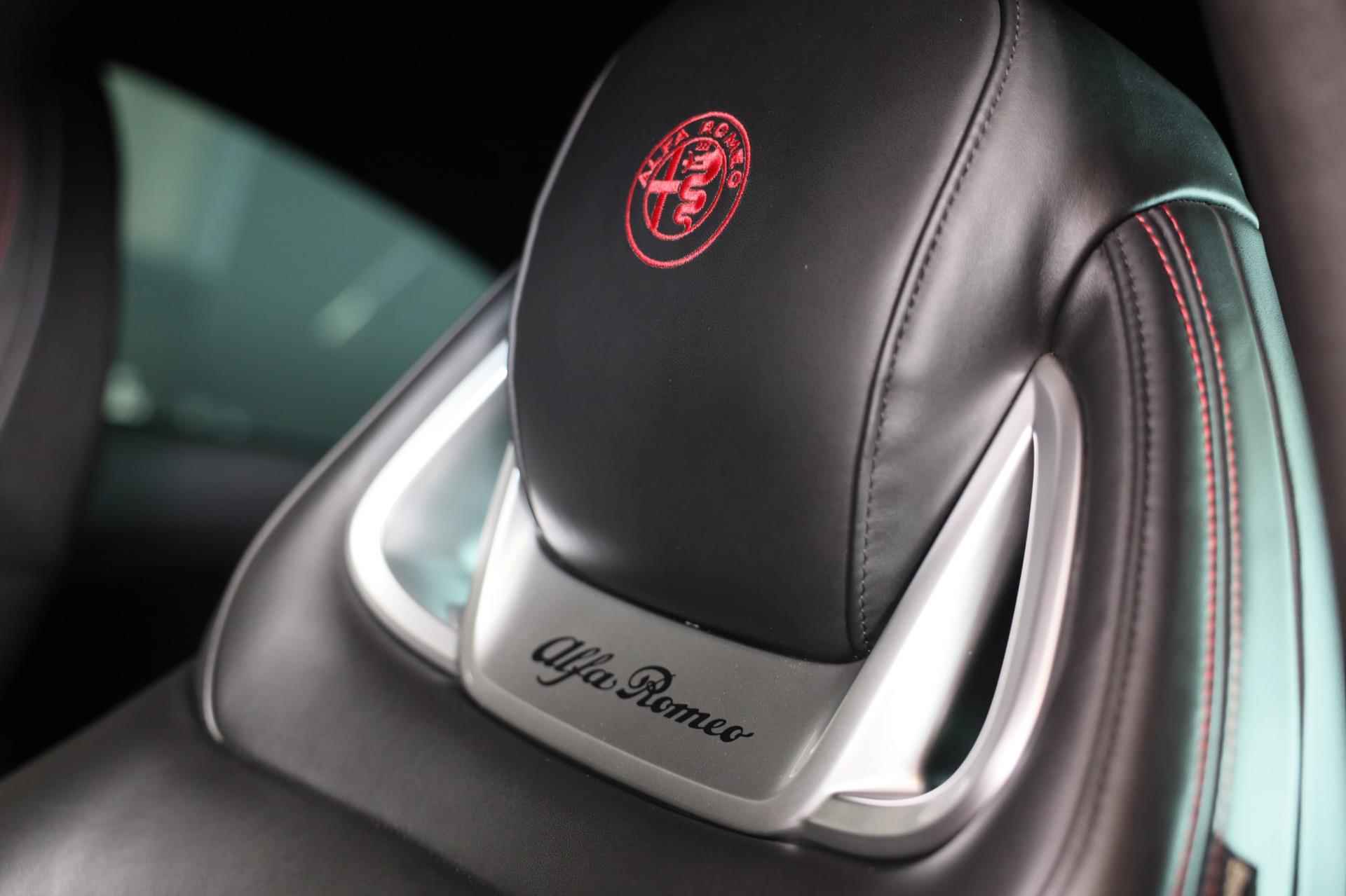 Alfa Romeo Giulietta 1.750 Turbo Veloce / 241 PK / AUT / Navi / Ecc / Cruise Control / BOSE / F1 / Schaalstoelen / Xenon / 18 Inch - 15/40