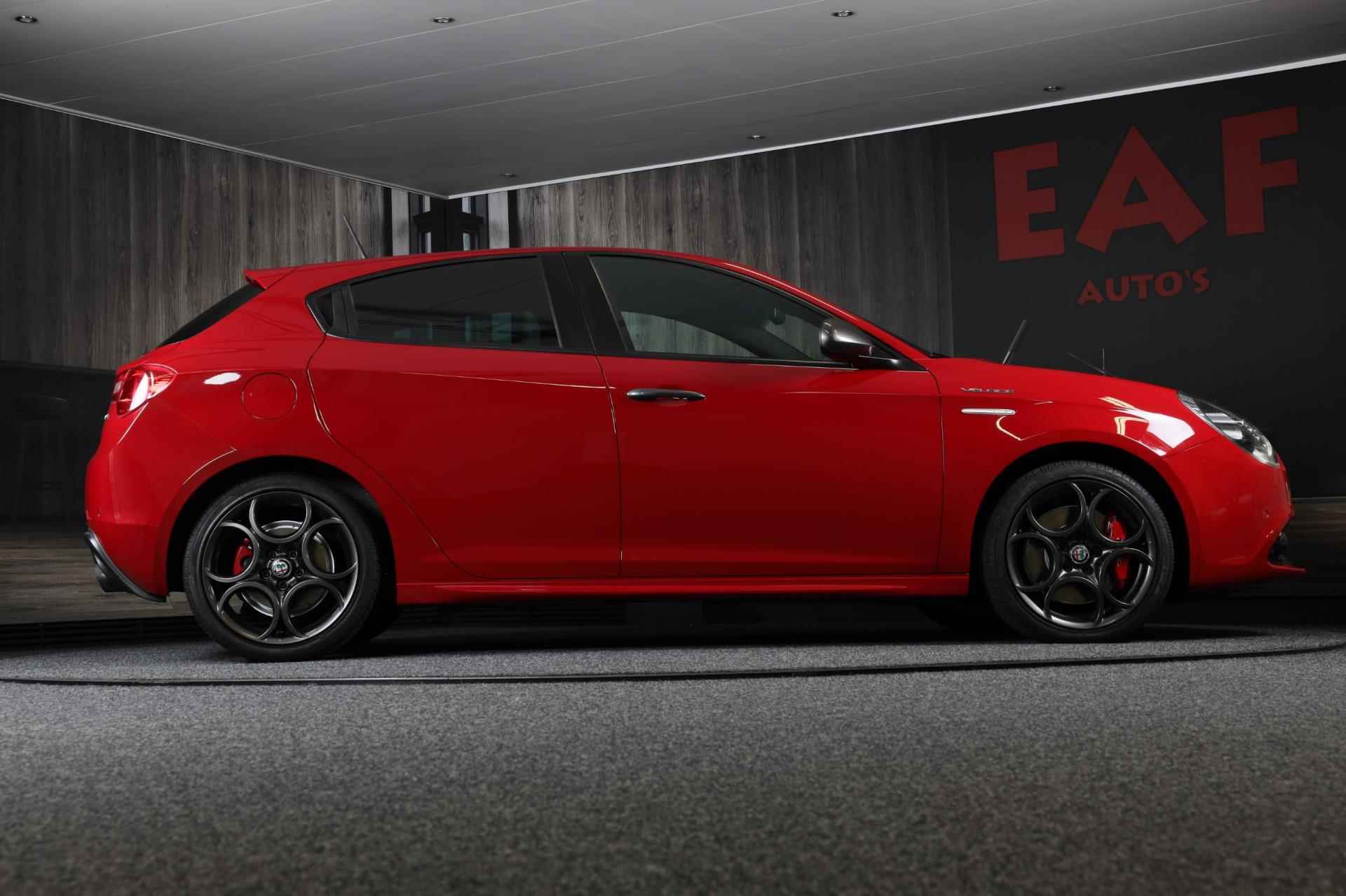 Alfa Romeo Giulietta 1.750 Turbo Veloce / 241 PK / AUT / Navi / Ecc / Cruise Control / BOSE / F1 / Schaalstoelen / Xenon / 18 Inch - 26/40