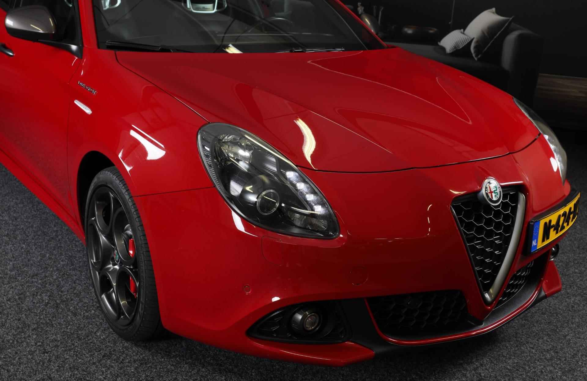 Alfa Romeo Giulietta 1.750 Turbo Veloce / 241 PK / AUT / Navi / Ecc / Cruise Control / BOSE / F1 / Schaalstoelen / Xenon / 18 Inch - 30/40