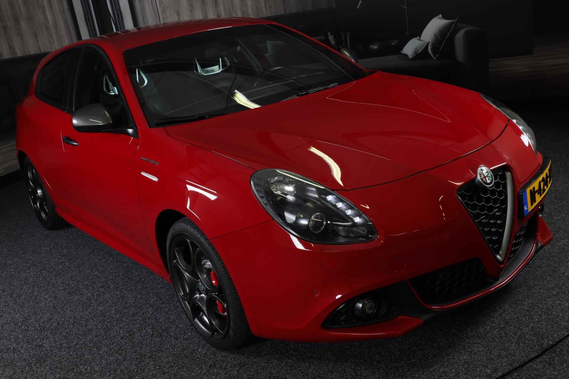 Alfa Romeo Giulietta 1.750 Turbo Veloce / 241 PK / AUT / Navi / Ecc / Cruise Control / BOSE / F1 / Schaalstoelen / Xenon / 18 Inch - 33/40