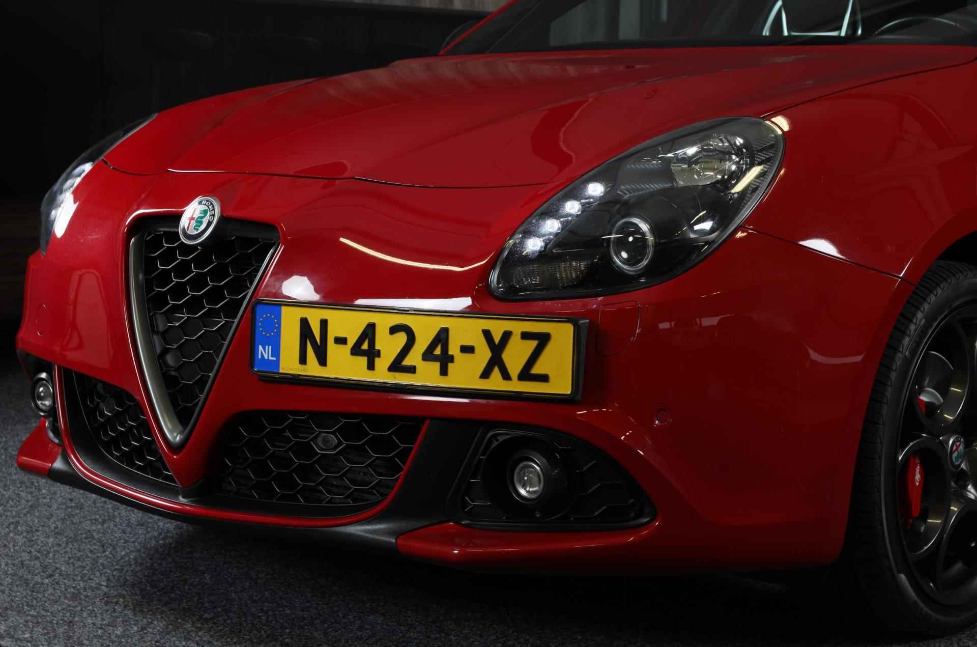 Alfa Romeo Giulietta 1.750 Turbo Veloce / 241 PK / AUT / Navi / Ecc / Cruise Control / BOSE / F1 / Schaalstoelen / Xenon / 18 Inch - 39/40