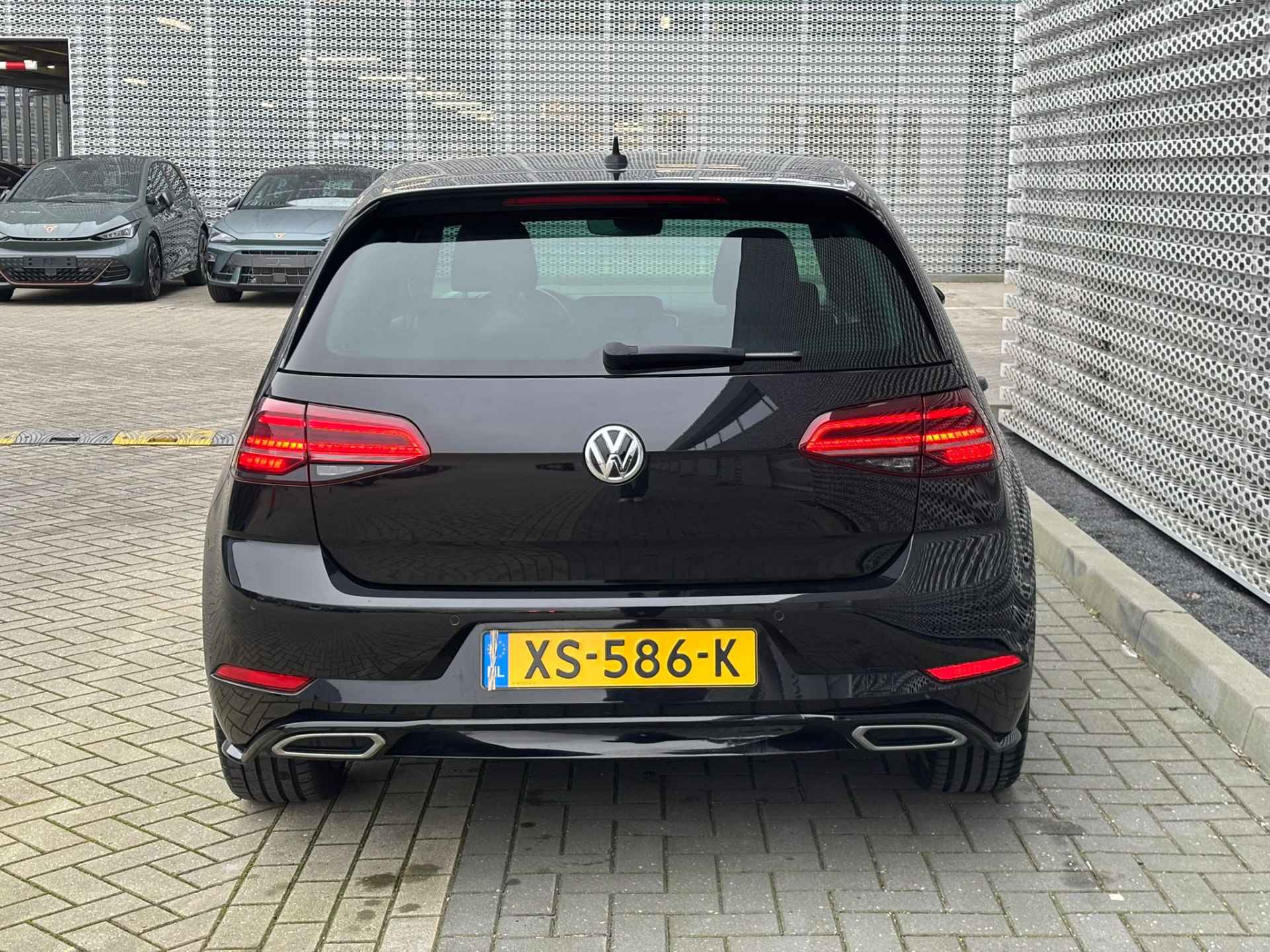 Volkswagen Golf 1.5 TSI Highline Business R / R-Line Interieur + Exterieur / LED / Alarmsysteem / Stoelverwarming / Parkeersensoren V+A - 33/33