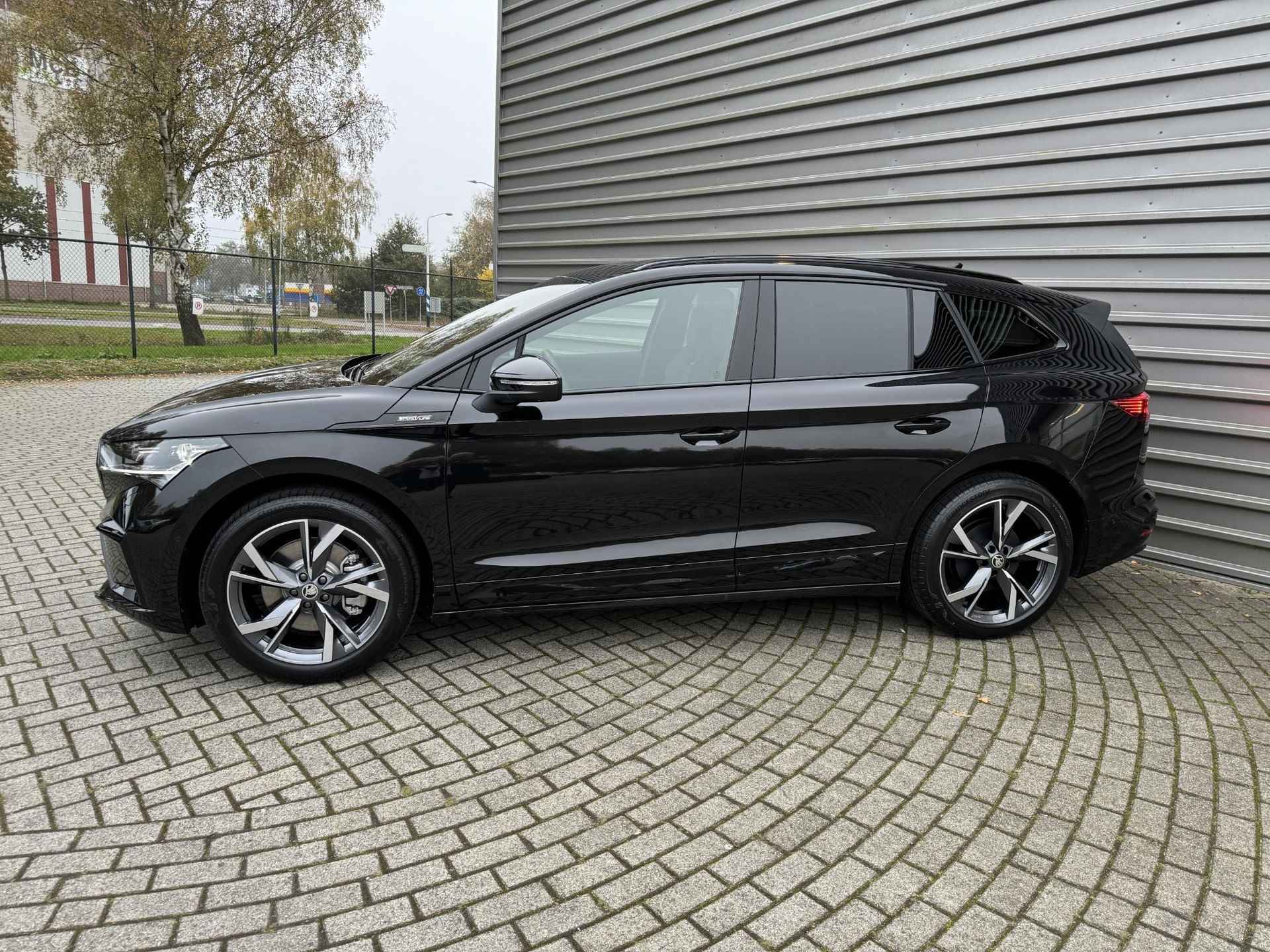 Škoda Enyaq 85 Sportline 286 pk SUV + DCC + Zwenkbare trekhaak + Panoramadak + ACC + Crystal face - 2/16