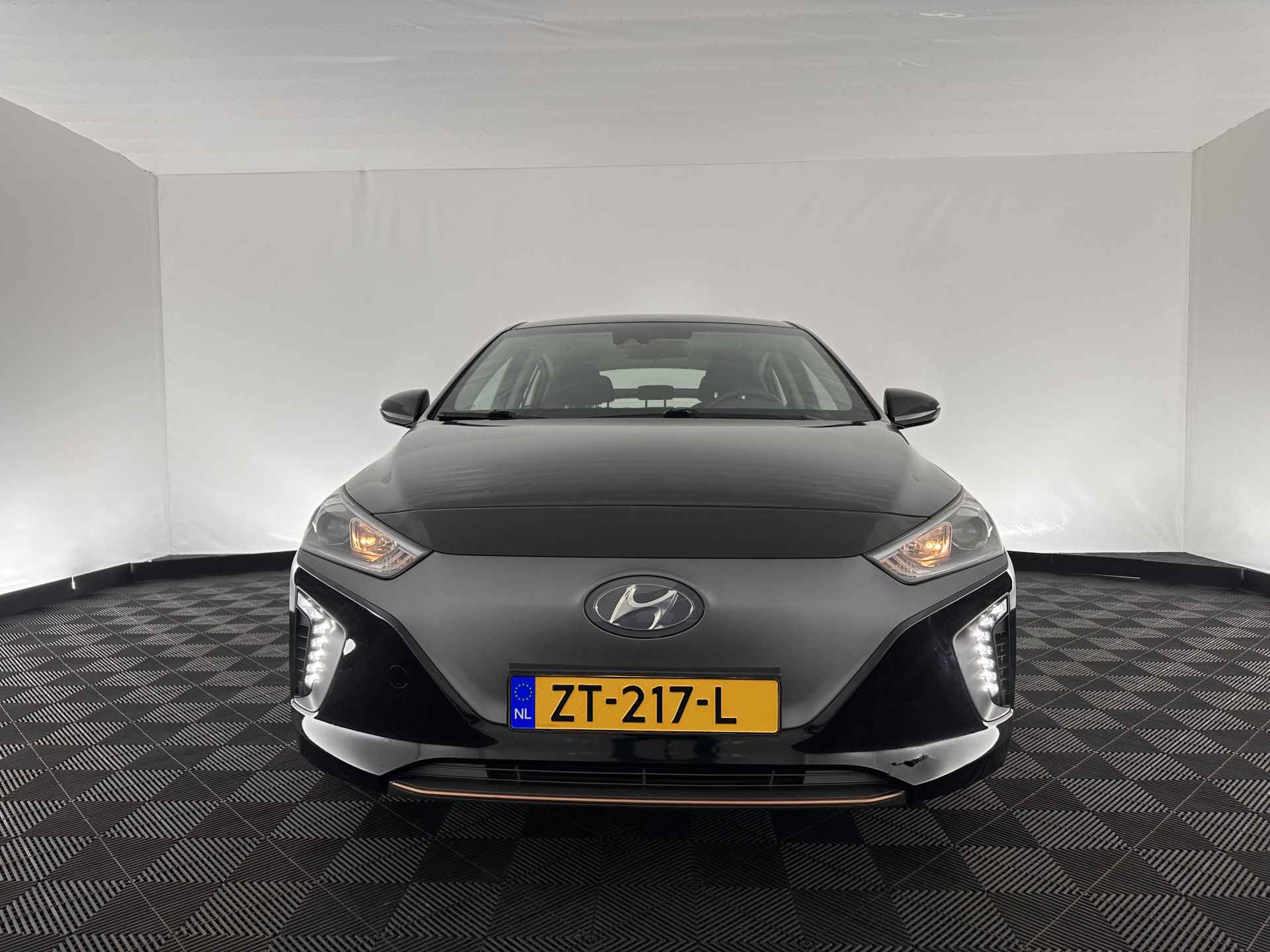 Hyundai IONIQ Comfort EV Aut. *INFINITY-AUDIO | NAVI-FULLMAP | CAMERA | CCS-FASTLOADER | LANE-ASSIST | ADAPTIVE-CRUISE | KEYLESS | SHIFT-PADDLES | PDC | CARPLAY |  DAB+ | COMFORT-SEATS | 16"ALU* - 2/31