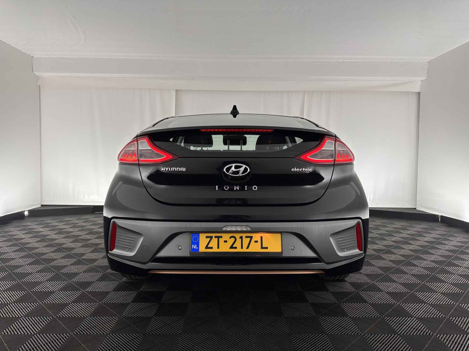 Hyundai IONIQ Comfort EV Aut. *INFINITY-AUDIO | NAVI-FULLMAP | CAMERA | CCS-FASTLOADER | LANE-ASSIST | ADAPTIVE-CRUISE | KEYLESS | SHIFT-PADDLES | PDC | CARPLAY |  DAB+ | COMFORT-SEATS | 16"ALU* - 5/31