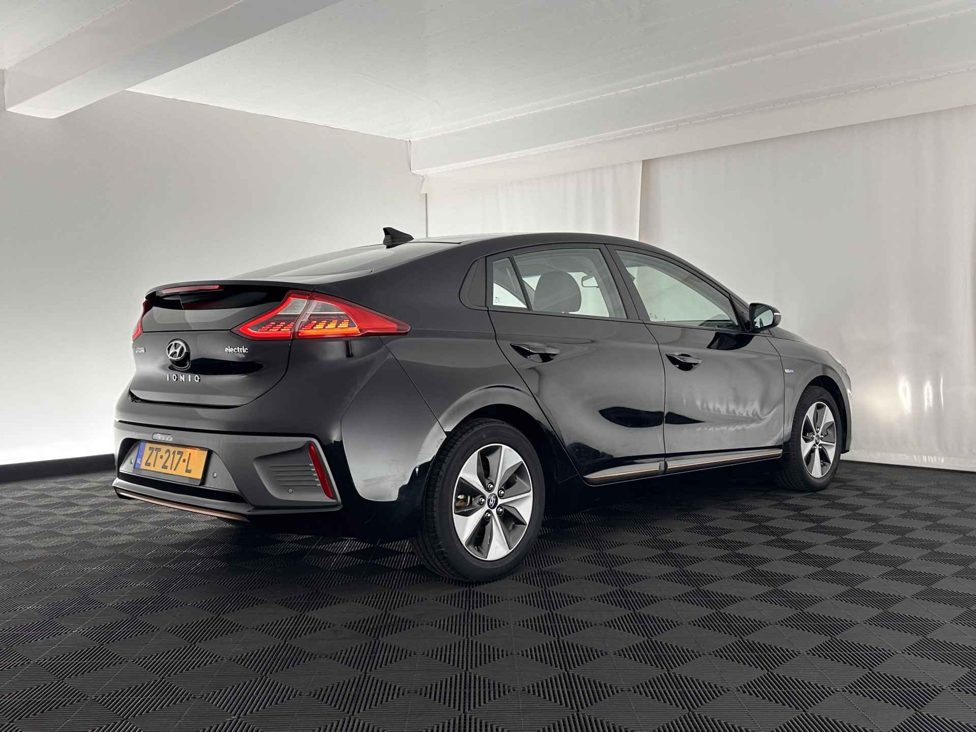 Hyundai IONIQ Comfort EV Aut. *INFINITY-AUDIO | NAVI-FULLMAP | CAMERA | CCS-FASTLOADER | LANE-ASSIST | ADAPTIVE-CRUISE | KEYLESS | SHIFT-PADDLES | PDC | CARPLAY |  DAB+ | COMFORT-SEATS | 16"ALU* - 6/31