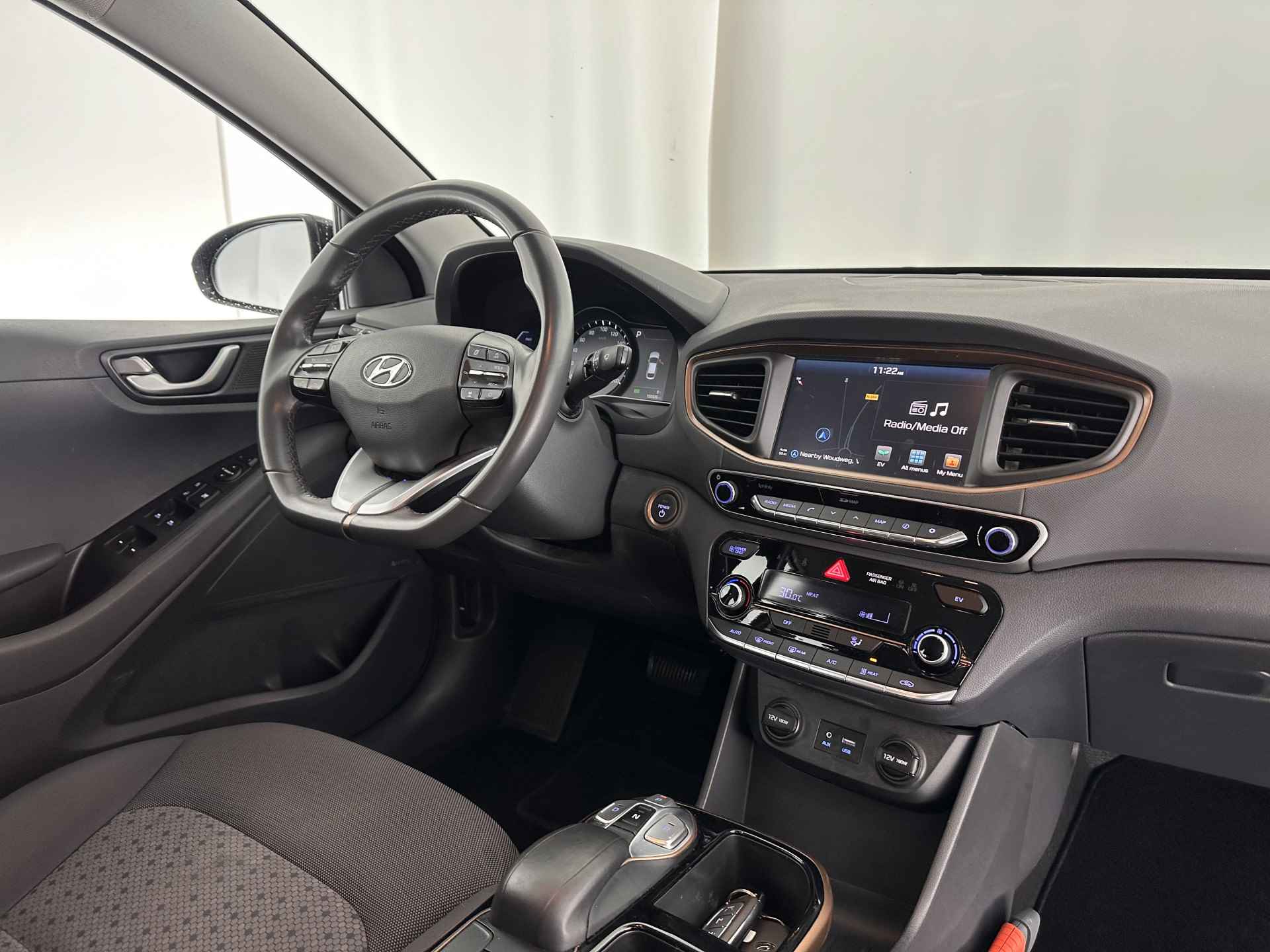 Hyundai IONIQ Comfort EV Aut. *INFINITY-AUDIO | NAVI-FULLMAP | CAMERA | CCS-FASTLOADER | LANE-ASSIST | ADAPTIVE-CRUISE | KEYLESS | SHIFT-PADDLES | PDC | CARPLAY |  DAB+ | COMFORT-SEATS | 16"ALU* - 7/31