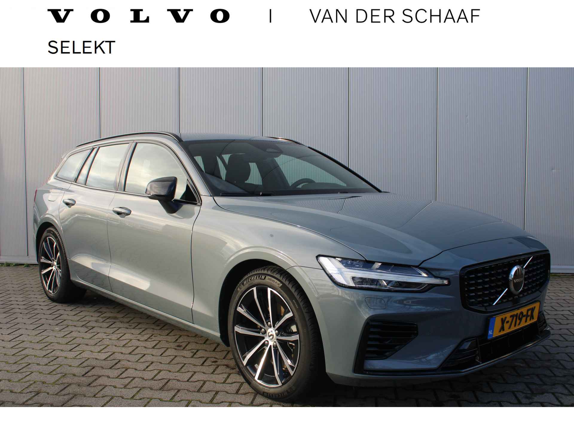 Volvo V60 T6 350 pk Recharge AWD Plus Dark | Trekhaak | Keyless Entry | Blis | Long Range - 1/35