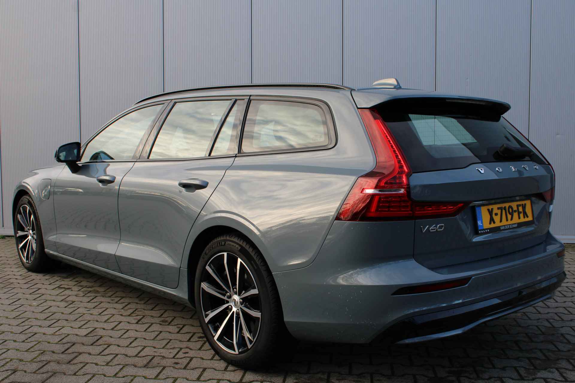 Volvo V60 T6 350 pk Recharge AWD Plus Dark | Trekhaak | Keyless Entry | Blis | Long Range - 3/35