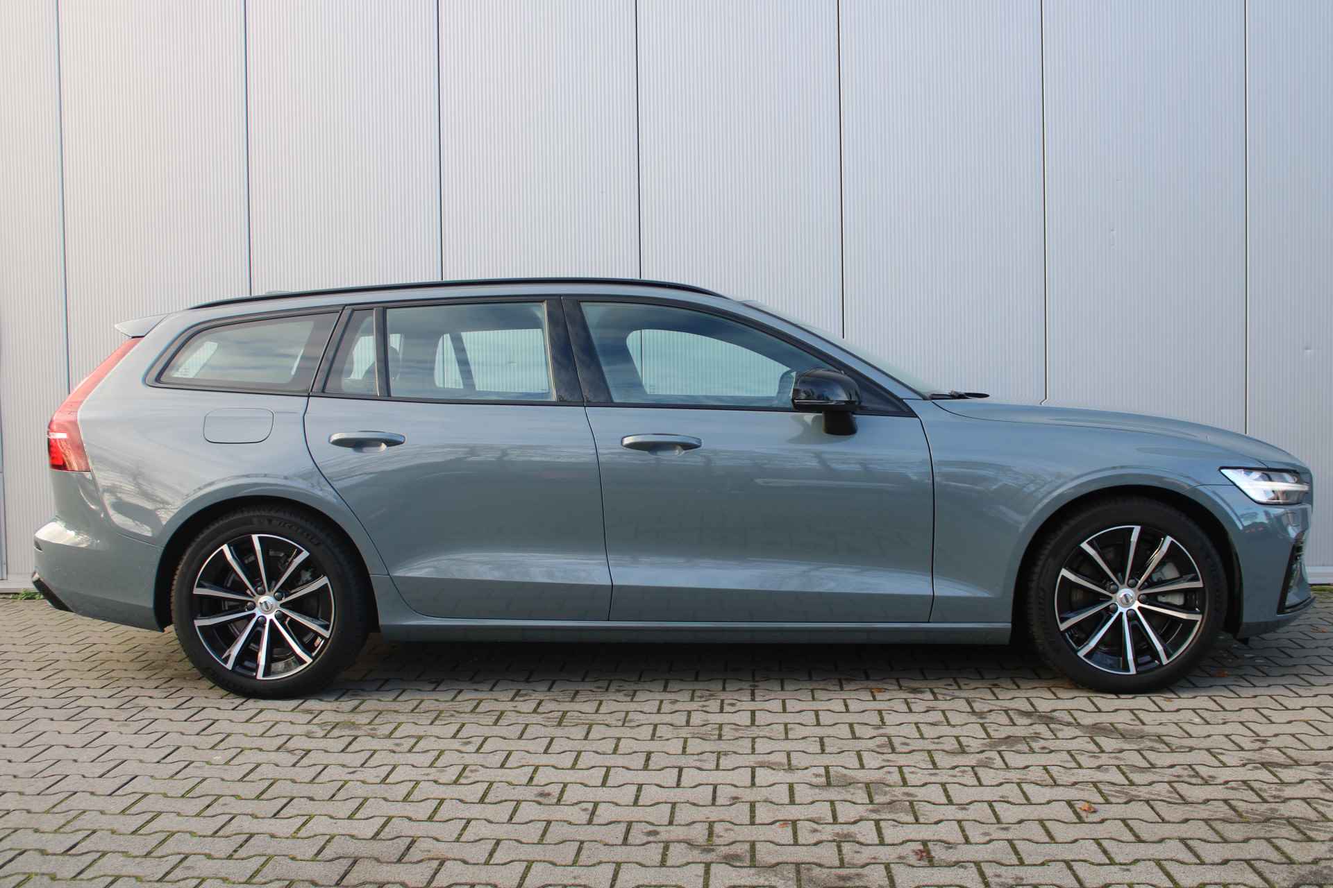 Volvo V60 T6 350 pk Recharge AWD Plus Dark | Trekhaak | Keyless Entry | Blis | Long Range - 4/35