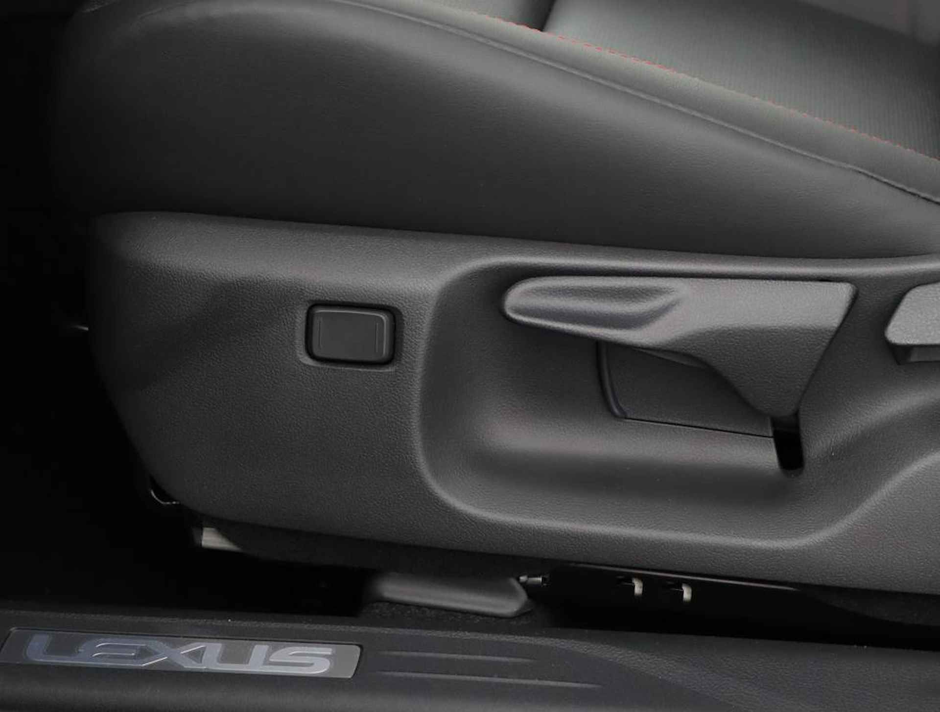 Lexus LBX Emotion 2WD | Advanced Pack | Mark Levinson | Head-Up Display - 36/50