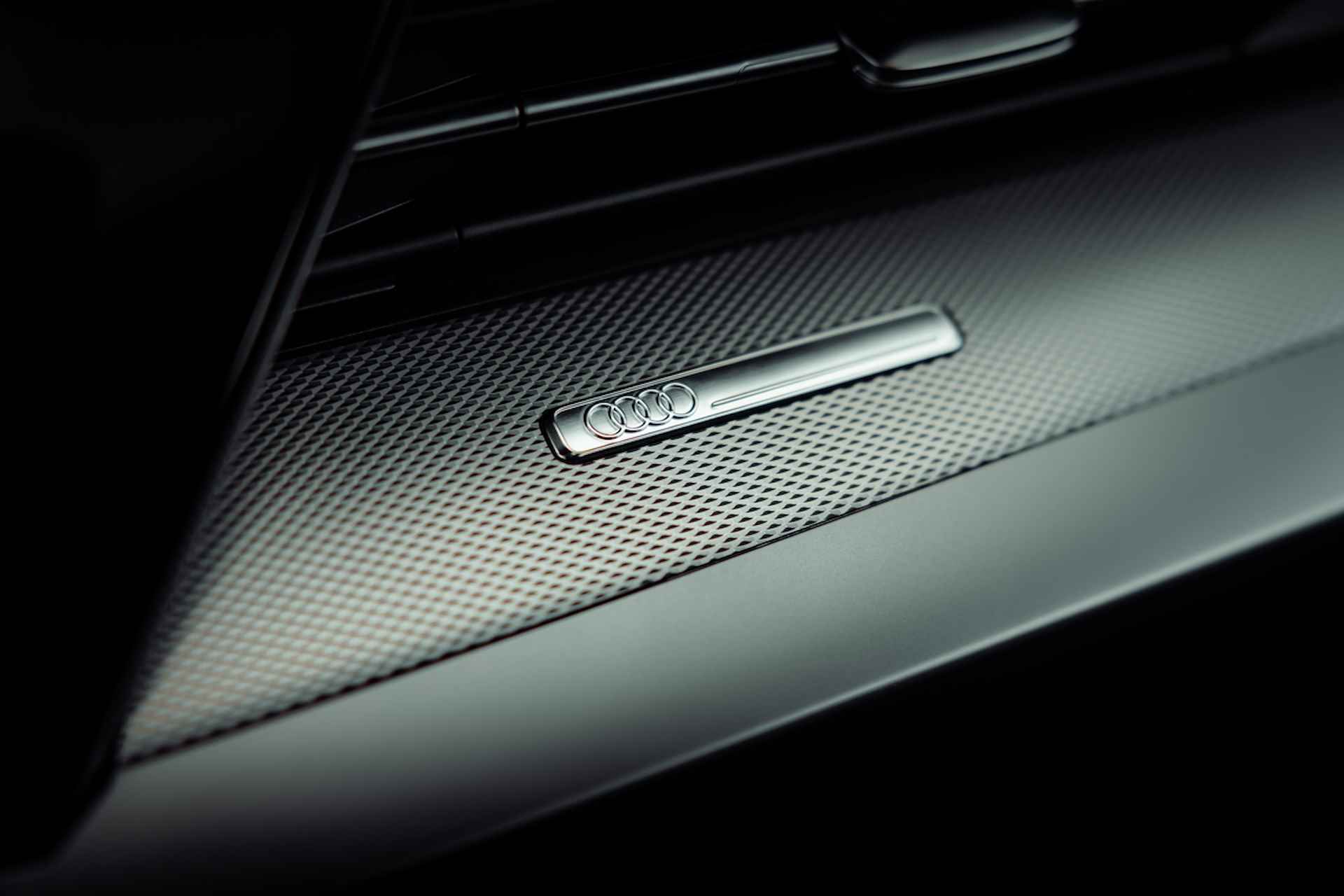 Audi A3 Limousine 35 TFSI 150pk s-tronic S edition | Panoramadak | Stoelverwarming | Parkeerassistent - 28/33