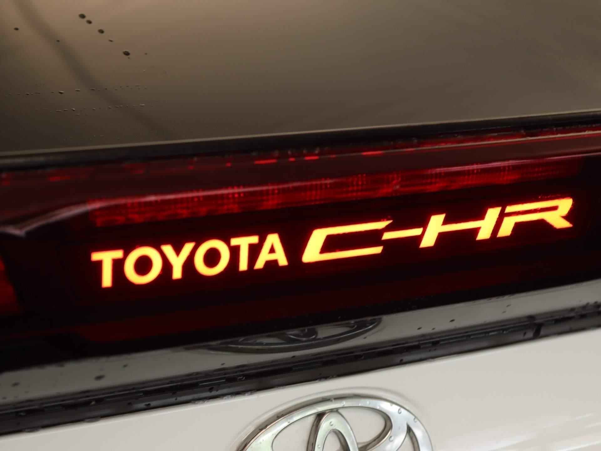 Toyota C-HR Hybrid 140 First Edition DIRECT UIT VOORRAAD LEVERBAAR! - STOEL EN STUURVERWARMING - AUTOMATISCHE ACHTERKLEP - DRAADLOZE TELEFOONLADER - 17/35