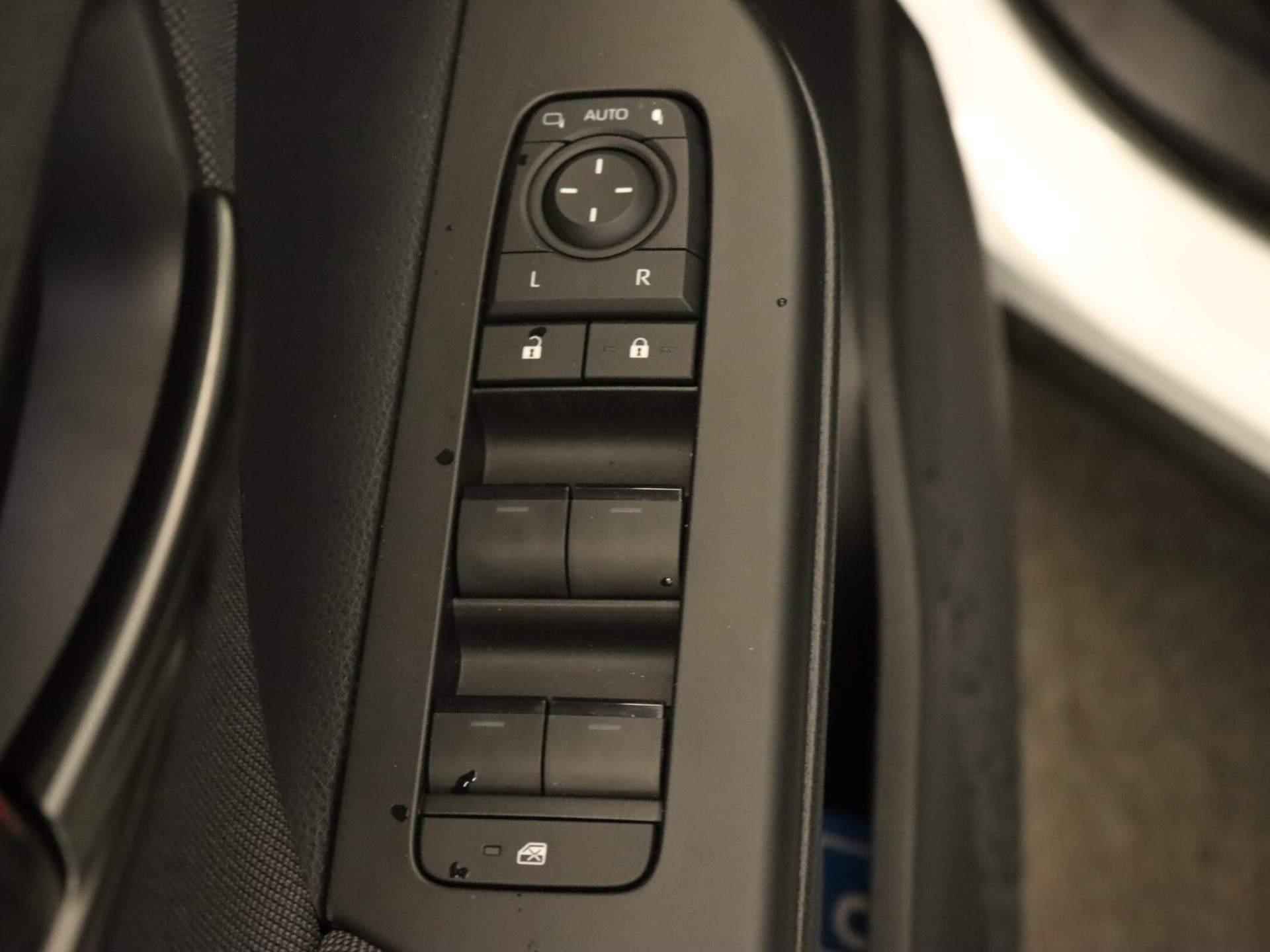Toyota C-HR Hybrid 140 First Edition DIRECT UIT VOORRAAD LEVERBAAR! - STOEL EN STUURVERWARMING - AUTOMATISCHE ACHTERKLEP - DRAADLOZE TELEFOONLADER - 18/35