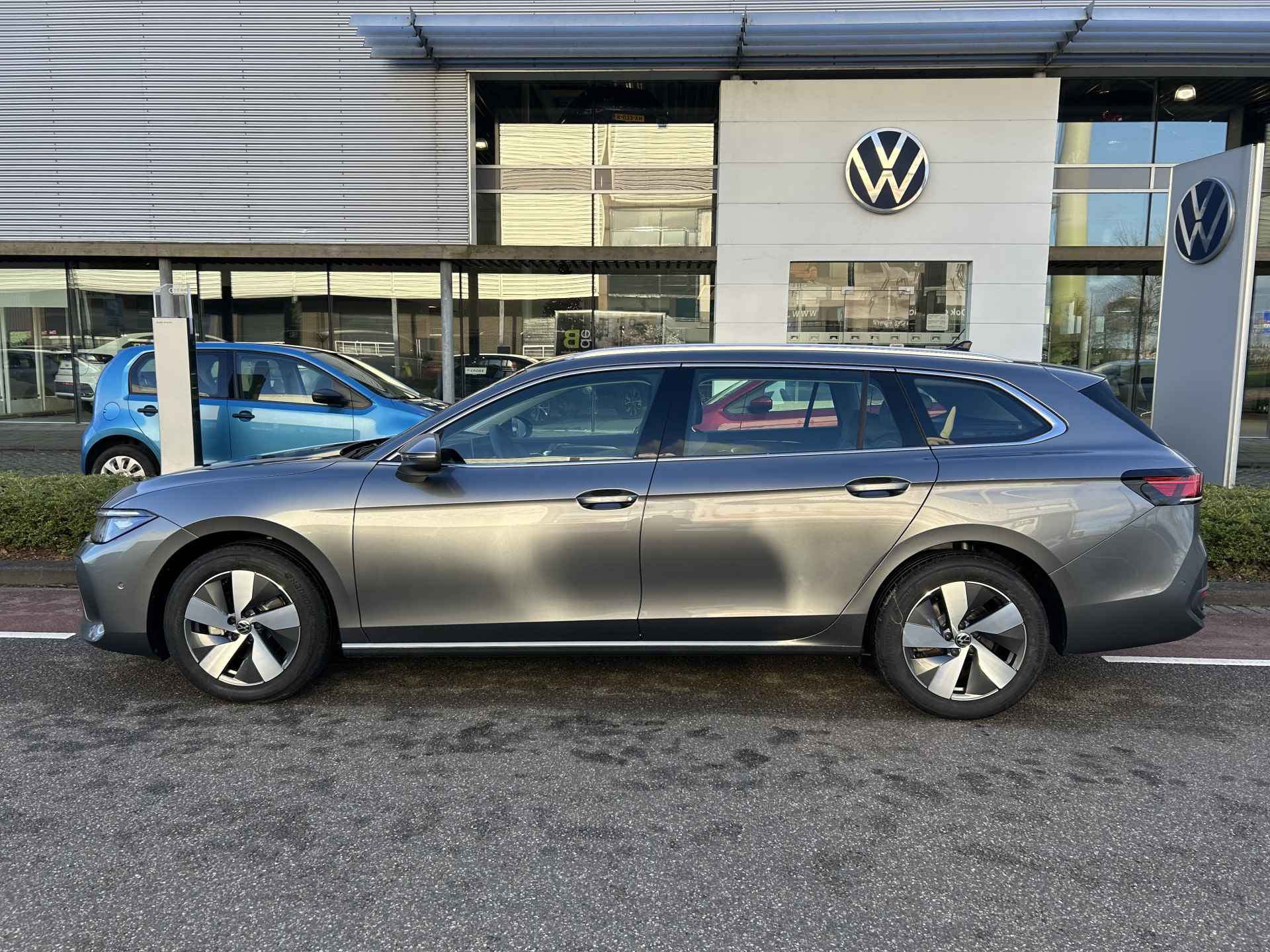 Volkswagen Passat Variant 1.5 eTSI Business / NAVI / APP.Connect / CAMERA / Elektr. Trekhaak - 7/36