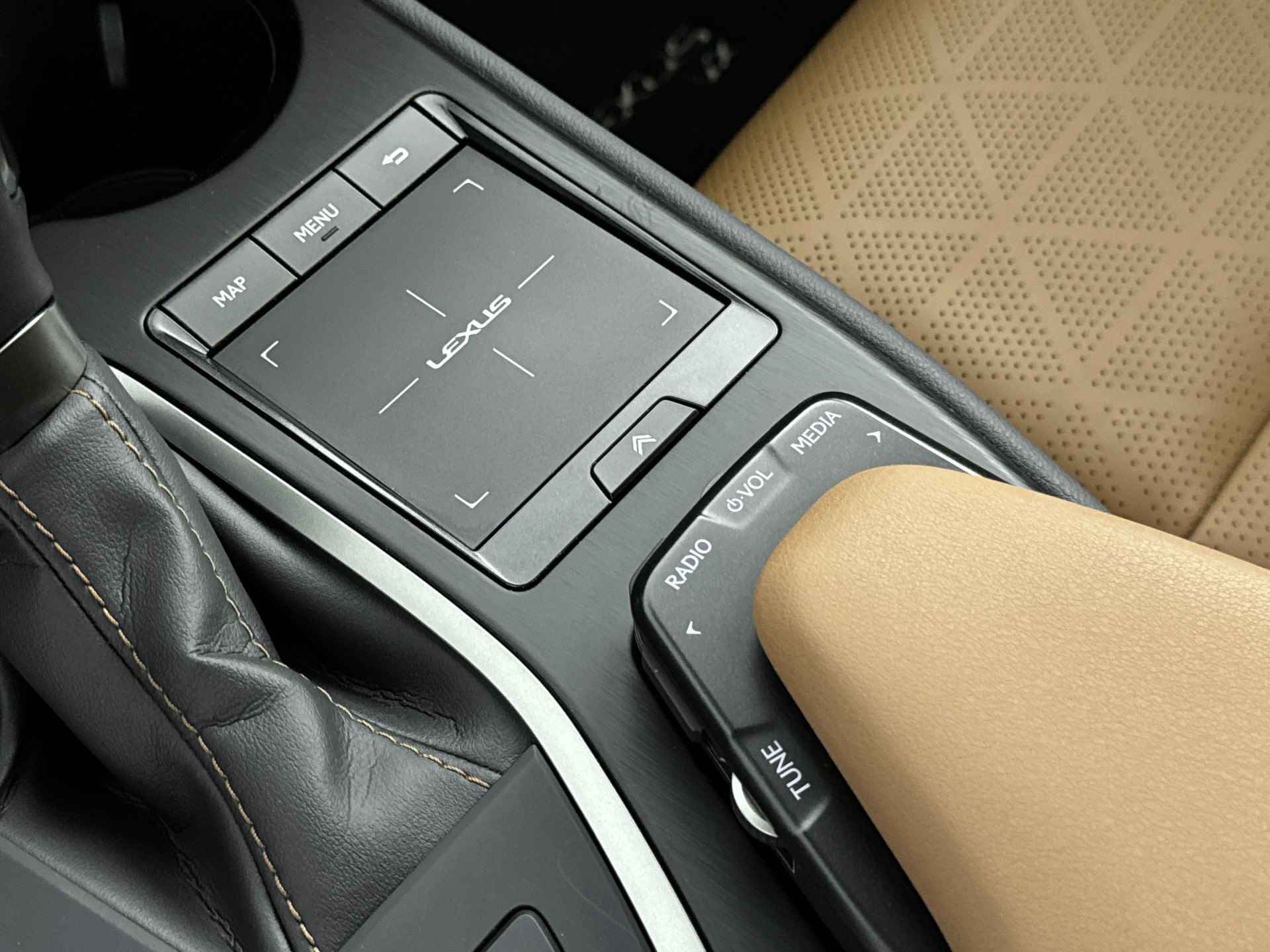 Lexus UX 250h Executive Line Limited | Schuifdak | Mark Levinson | Stoel en stuurwiel verwarmd | Leder | Navigatie | LM velgen | - 33/41