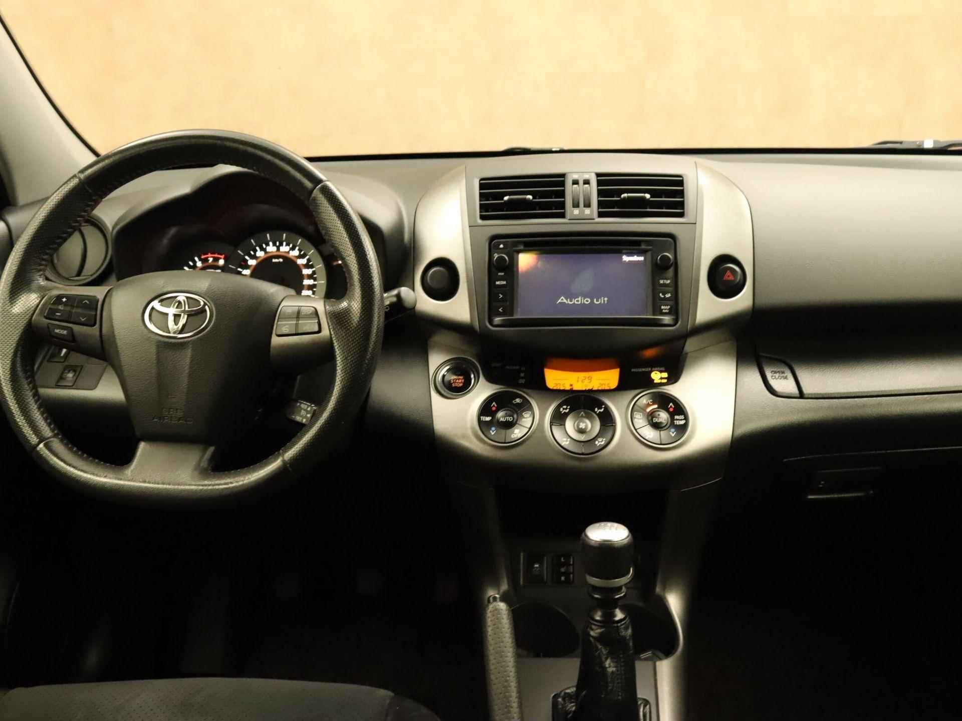 Toyota RAV4 2.0 VVTi X-Style 2WD - ORIGINEEL NEDERLANDSE AUTO- AFNEEMBARE TREKHAAK (2.000 KG GEREMD TREKGEWICHT) - NAVIGATIE - STOELVERWARMING - KEYLESS ENTRY & START - CRUISE CONTROL - 4/38