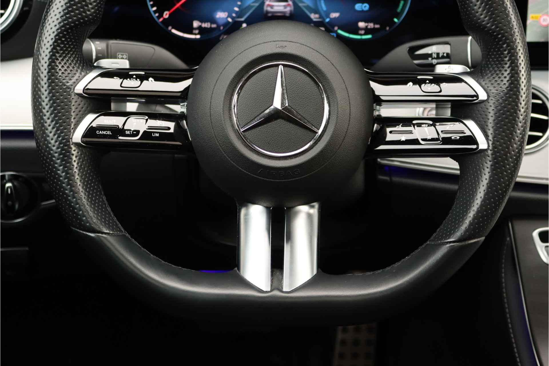 Mercedes-Benz E-Klasse 300 de Premium+ AMG Line Aut9, Panoramadak, Memory, Burmester, Trekhaak, Keyless Go, Surround Camera, Leder, Dodehoekassistent, Cruise Control, Sfeerverlichting, Etc. - 32/49