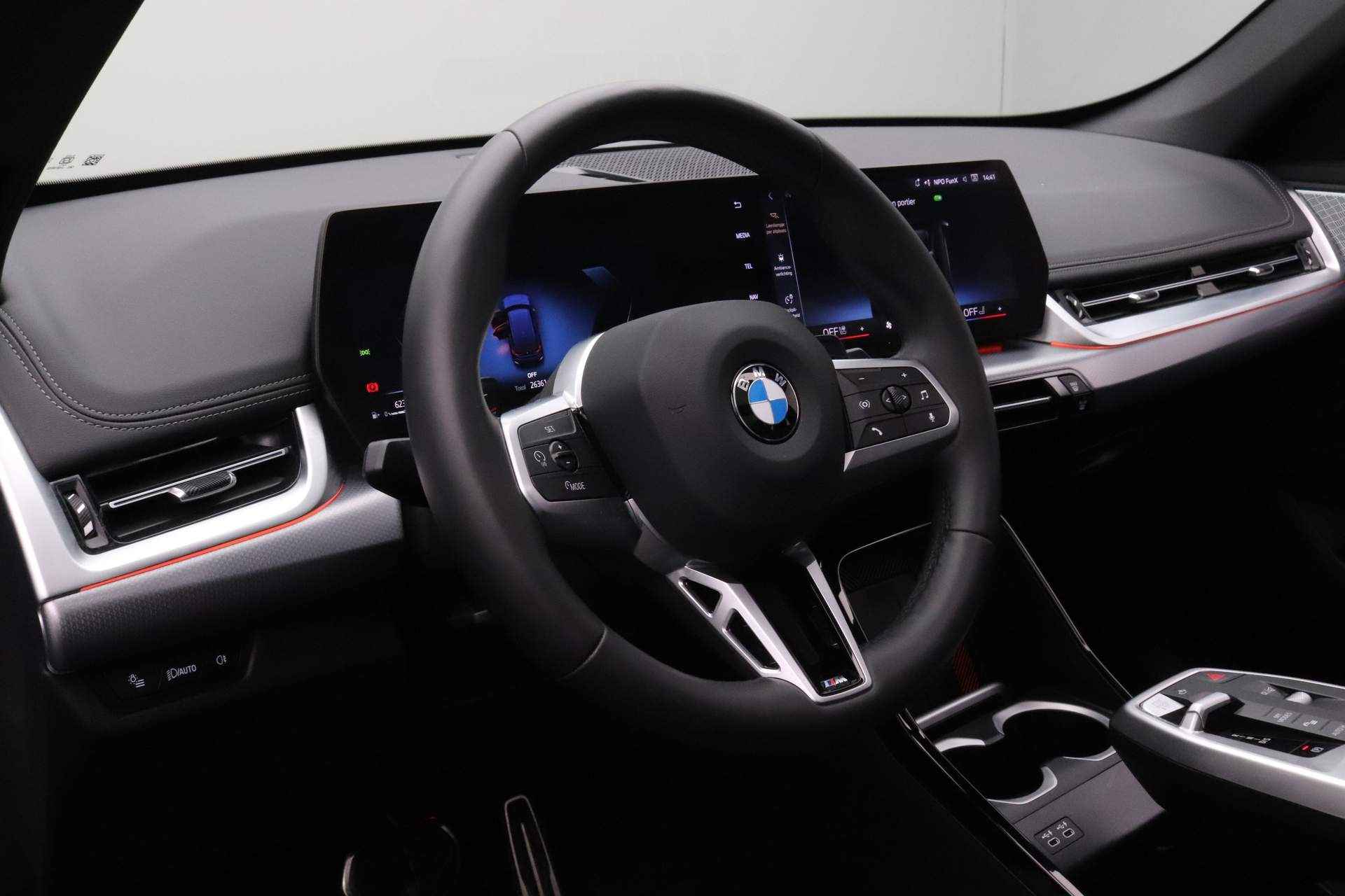 BMW X1 xDrive23i | M-Sportpakket Pro | Stuurwielverwarming | Comforttoegangssysteem | Panoramadak | Actieve stoel bestuurder | Stoelverstelling elektrisch met memory | Grootlichtassistent | Driving Assistant - 19/27