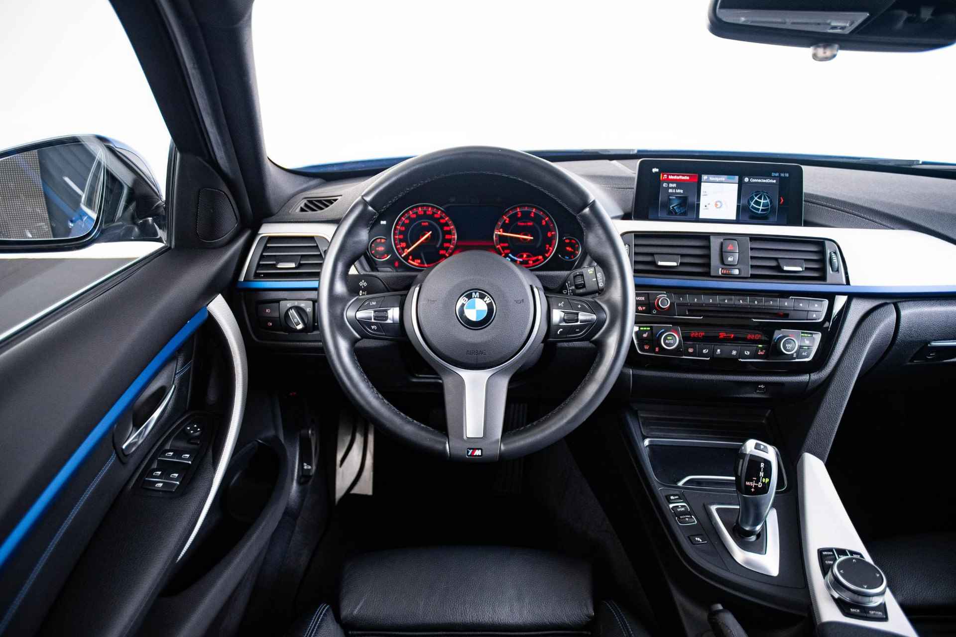 BMW 3-serie Touring 318i Edition M Sport Shadow Executive M Sport - Panoramadak - Cruise control - Park Assistant -  Regen/lichtsensor - Elektrisch verwarmde voorstoelen - HiFi - Automatisch dimmende binnenspiegel - - 15/67