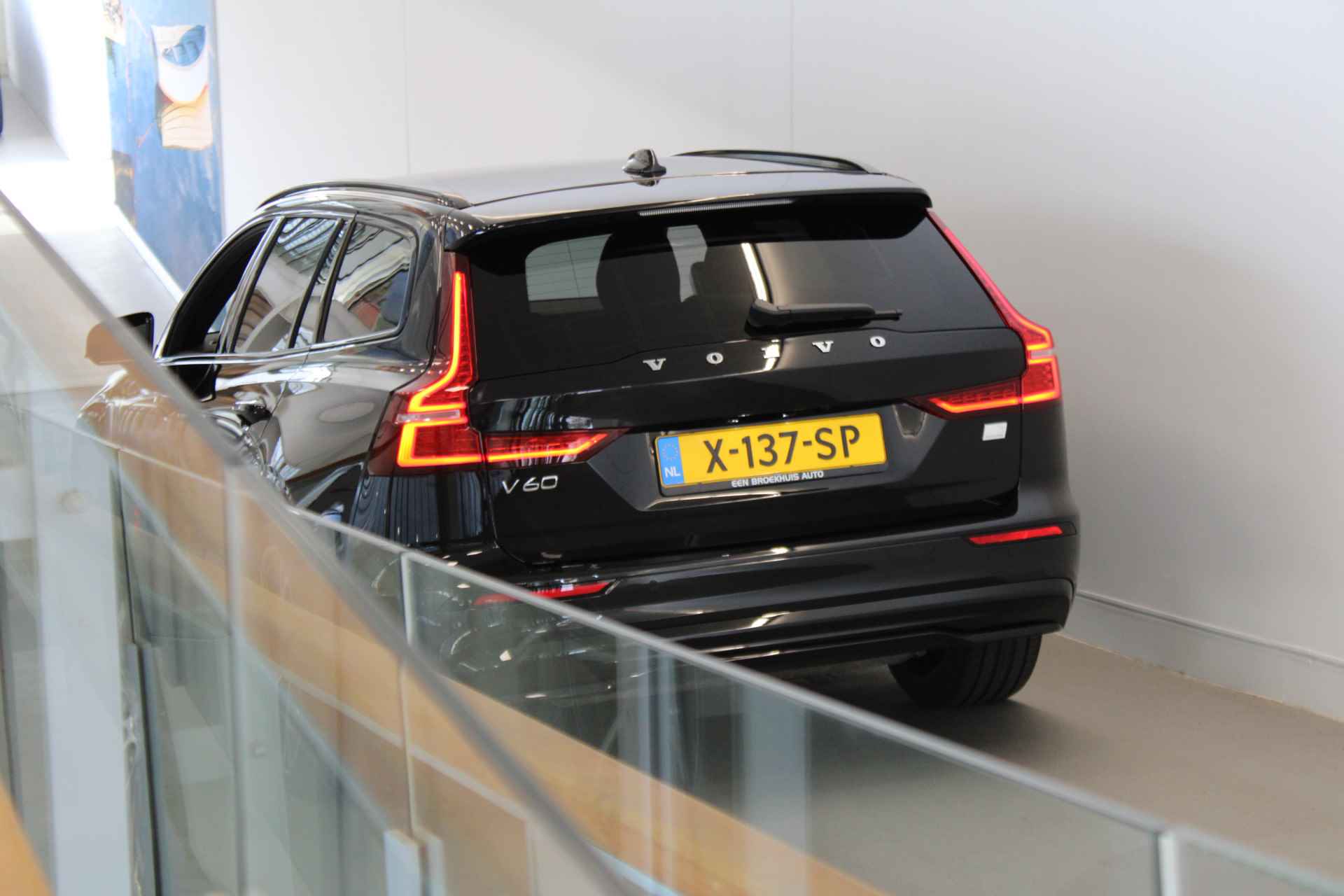 Volvo V60 T6 350PK AWD Plus Dark | Contourstoelen | 19'' | Getint Glas | Achterb verw - 52/53