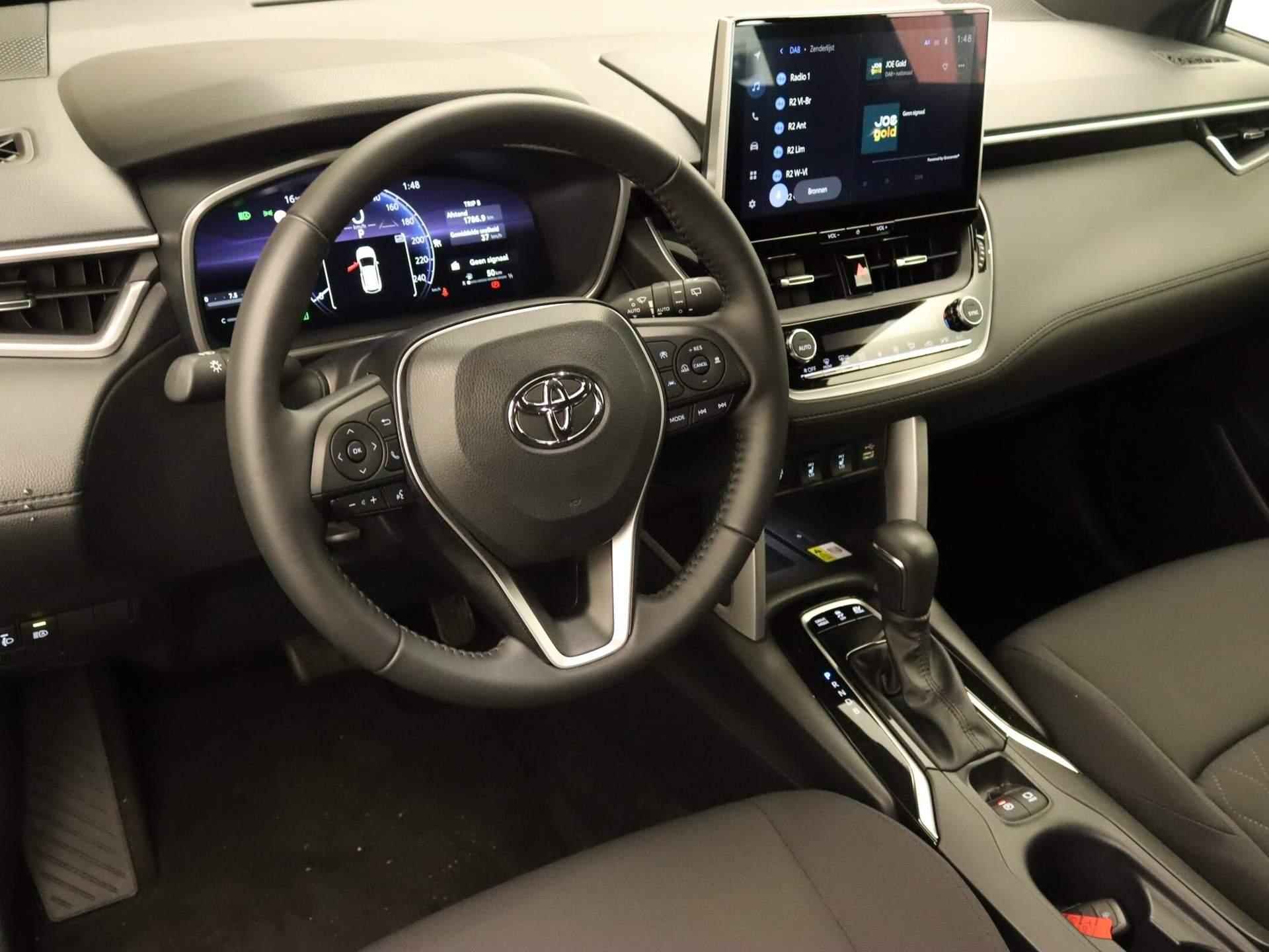 Toyota Corolla Cross 2.0 High Power Hybrid Dynamic  - NAVIGATIE - CLIMATE CONTROL - 18 INCH LICHT METALEN VELGEN - VOORSTOELEN EN STUUR VERWARMD - TELEFOONOPLADER - ACHTERUITRIJCAMERA - VOORRUITVERWARMING - 3/30