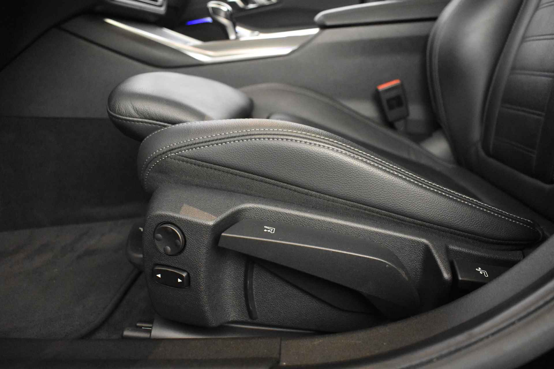 BMW 3-serie 330i High Executive M Sport Automaat / Schuif-kanteldak / Trekhaak / Laserlicht / Sportstoelen / Adaptief M onderstel / Stoelverwarming voor + achter - 9/58