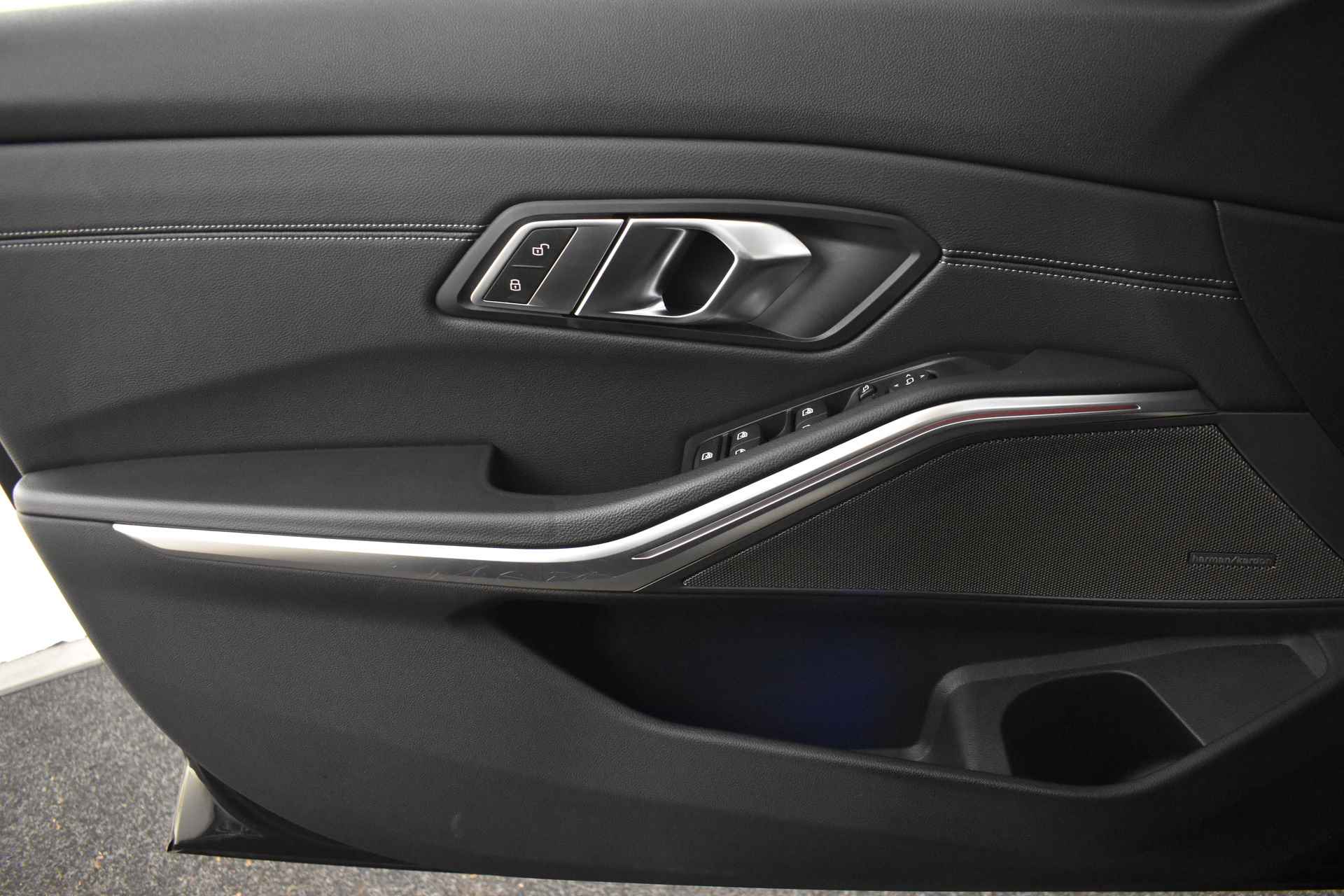 BMW 3-serie 330i High Executive M Sport Automaat / Schuif-kanteldak / Trekhaak / Laserlicht / Sportstoelen / Adaptief M onderstel / Stoelverwarming voor + achter - 35/58