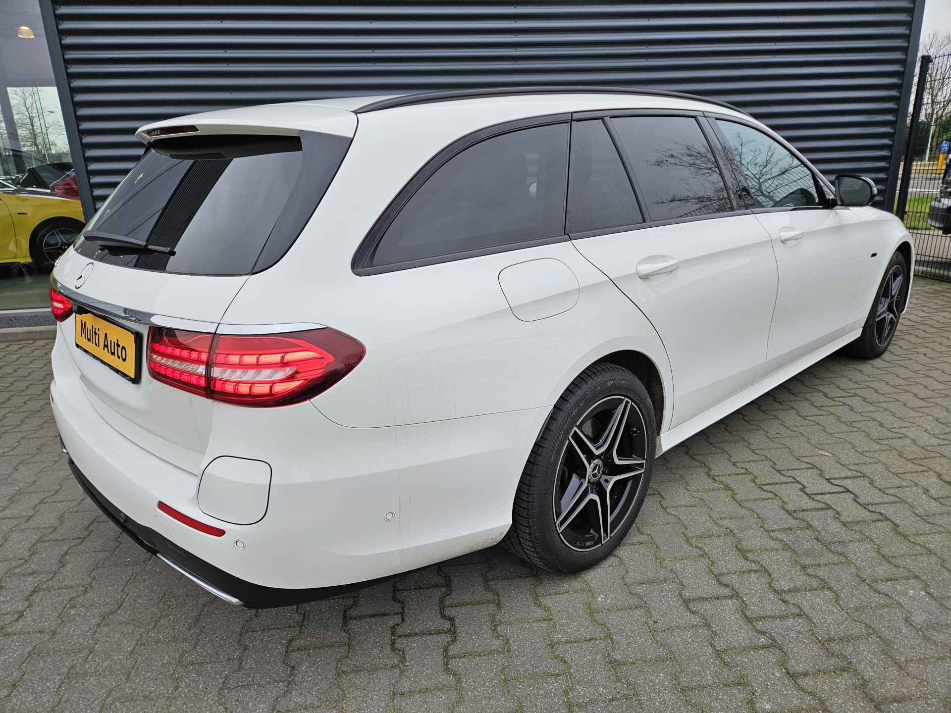 Mercedes-Benz E-Klasse Estate 300 e AMG Plug In Hybrid 320pk Dealer O.H PHEV | Widescreen Navi | Sfeerverlichting | Night Pakket | Camera | Apple Carplay | Alcantara Sportstoelen Verwarmd | LED | - 4/20