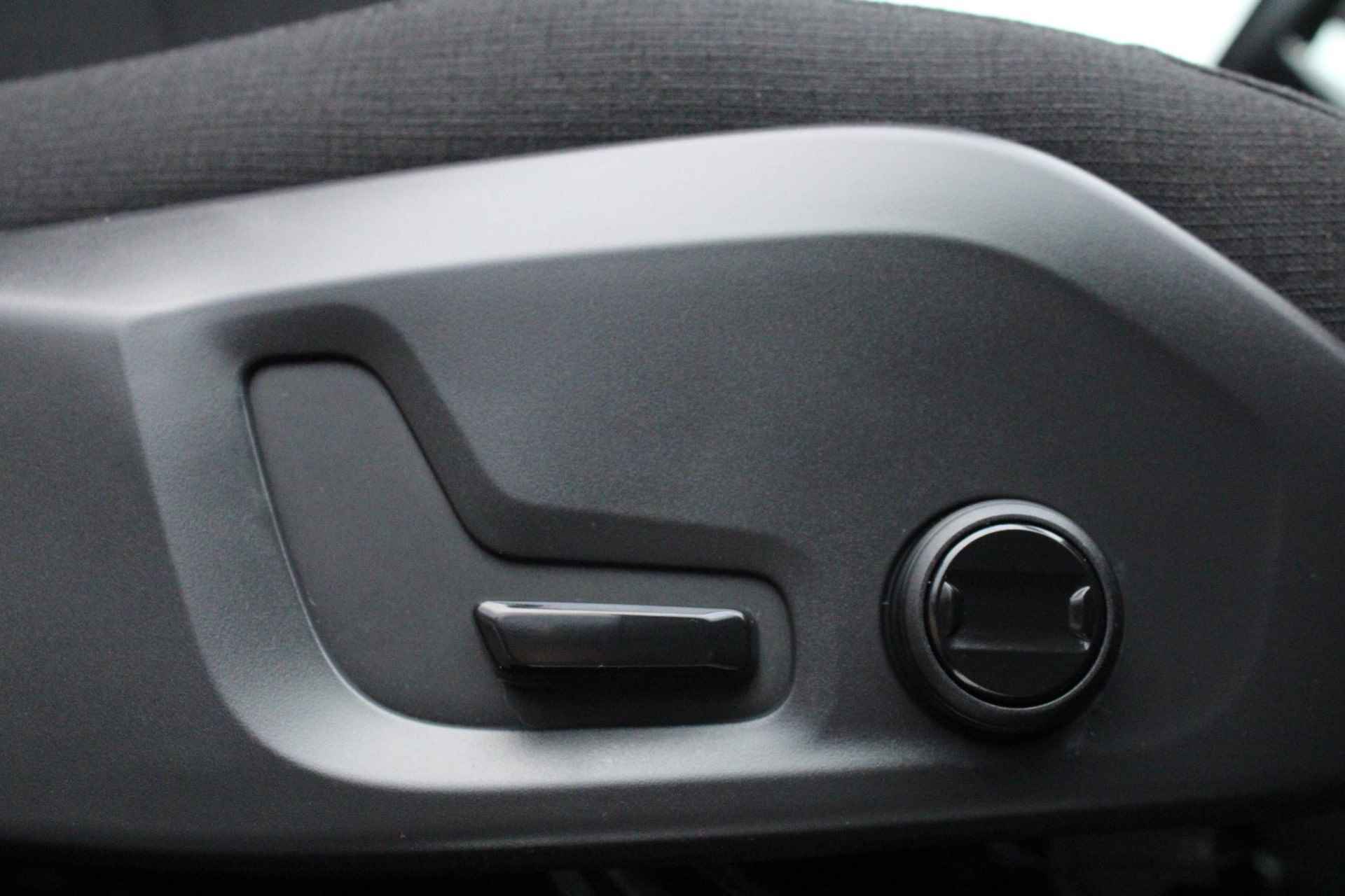 Volvo XC60 B4 AUT-8 Momentum, Full map Navigatie, Trekhaak, Parkeersensoren voor en achter, Parkeer Camera achter, Stoelverwarming, Stuurwielverwarming, - 16/34