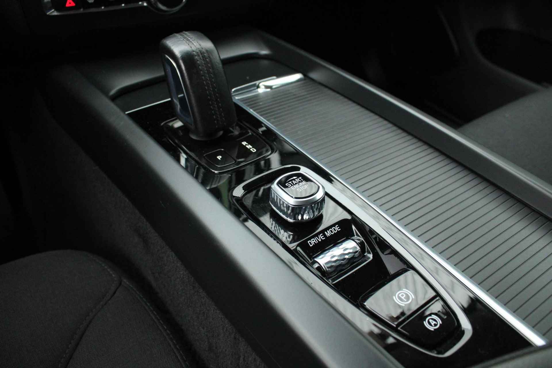 Volvo XC60 B4 AUT-8 Momentum, Full map Navigatie, Trekhaak, Parkeersensoren voor en achter, Parkeer Camera achter, Stoelverwarming, Stuurwielverwarming, - 12/34