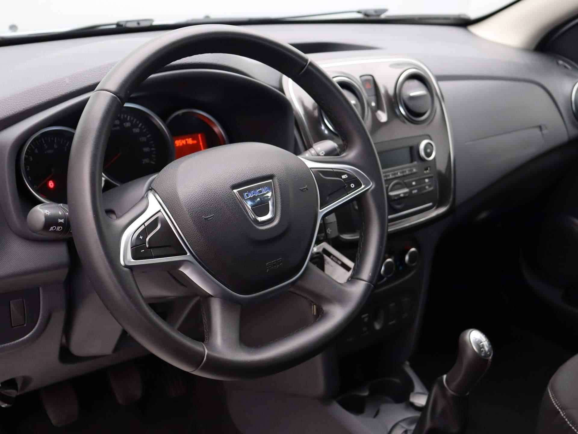 Dacia Sandero SCe 70pk Laureate | Airco | Cruise control | Bluetooth | All season banden | - 17/38