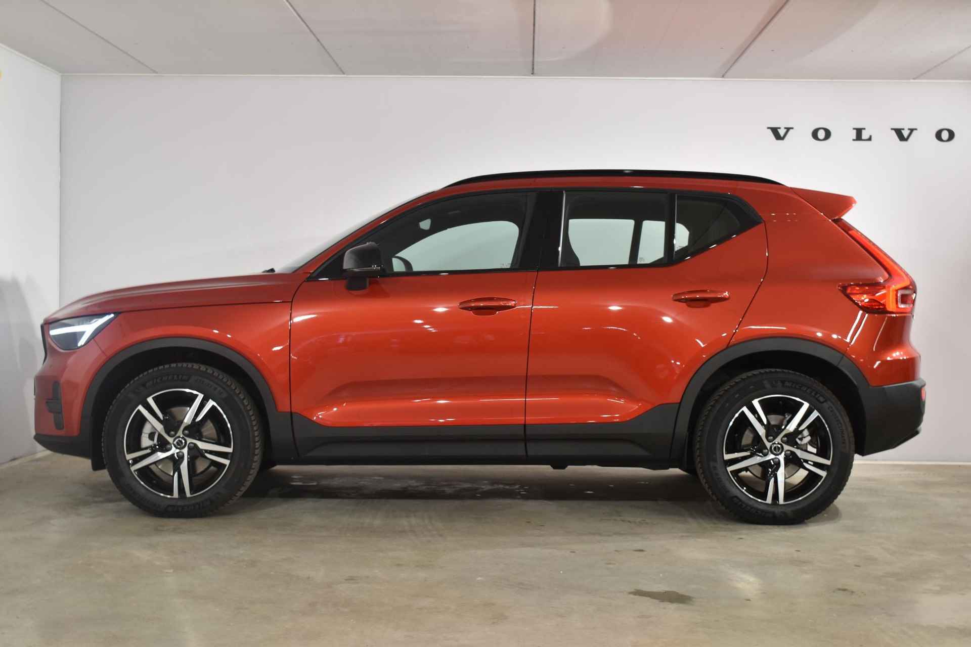 Volvo XC40 B4 211PK Automaat Plus Dark /Adaptieve cruis control / Harman kardon / Elektrische stoelen / DAB+ / Volvo On-Call / Trekhaak / - 8/47