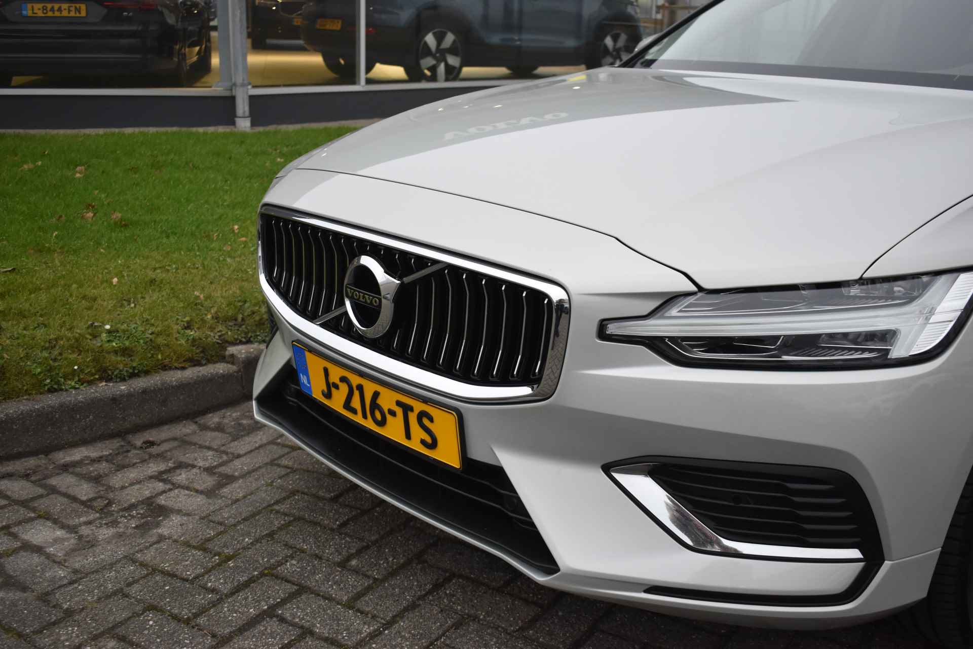 Volvo V60 T6 340PK Recharge AWD Business Pro - 2/38