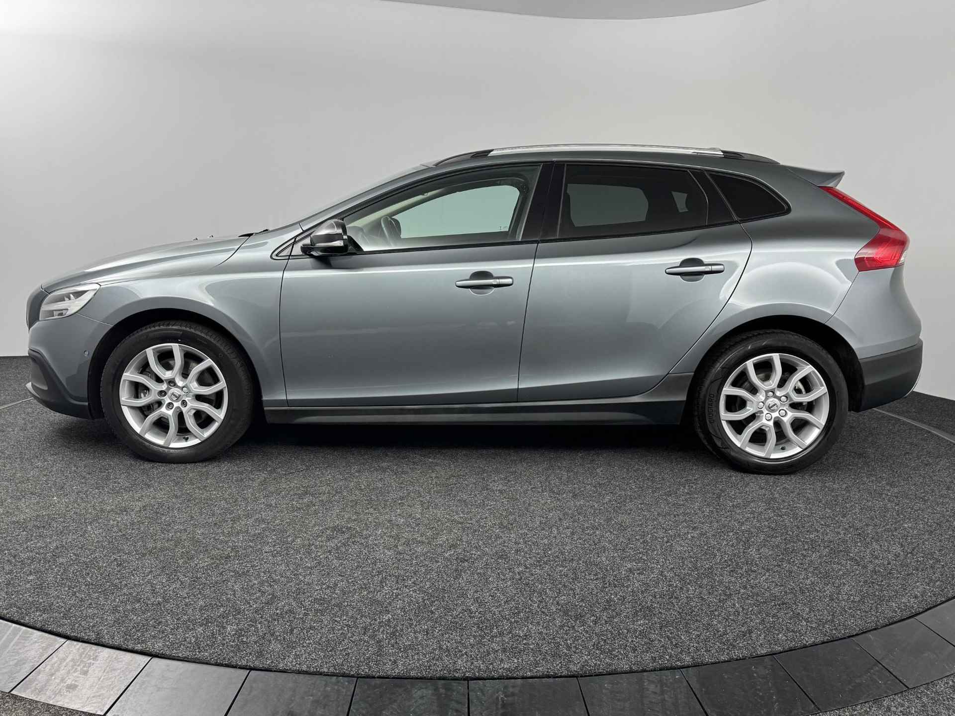 Volvo V40 Cross Country 1.5 T3 Polar+ Luxury | Trekhaak afneembaar | Panoramadak | Stoelverwarming | - 9/43