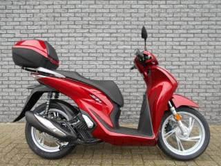 Honda SH 125i Motor Motorscooter Handgeschakeld Rood 2021 bij viaBOVAG.nl