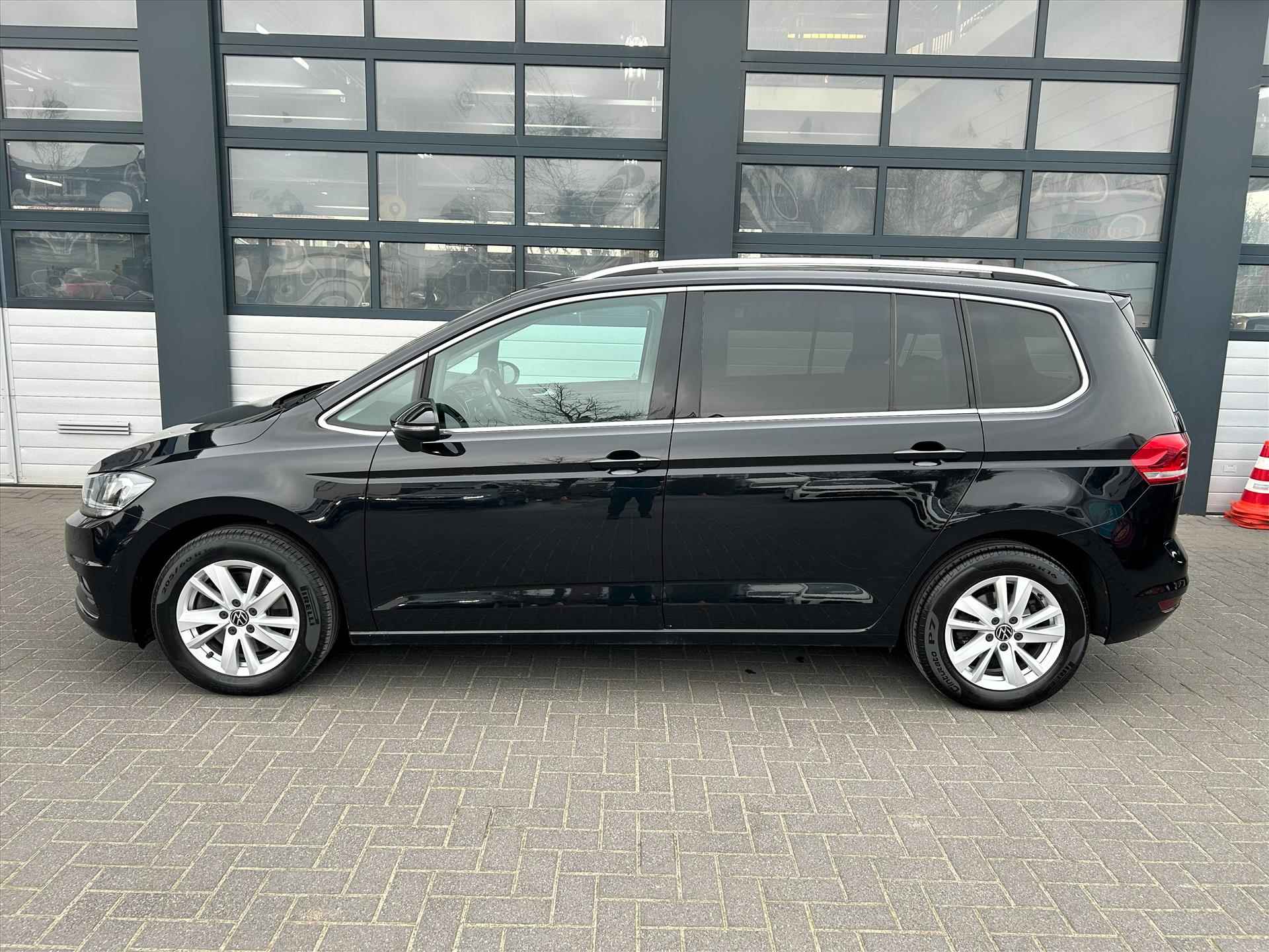 Volkswagen Touran 1.5 TSI 150pk Highline 7p, Trekhaak, Carplay, Winterpakket - 4/36