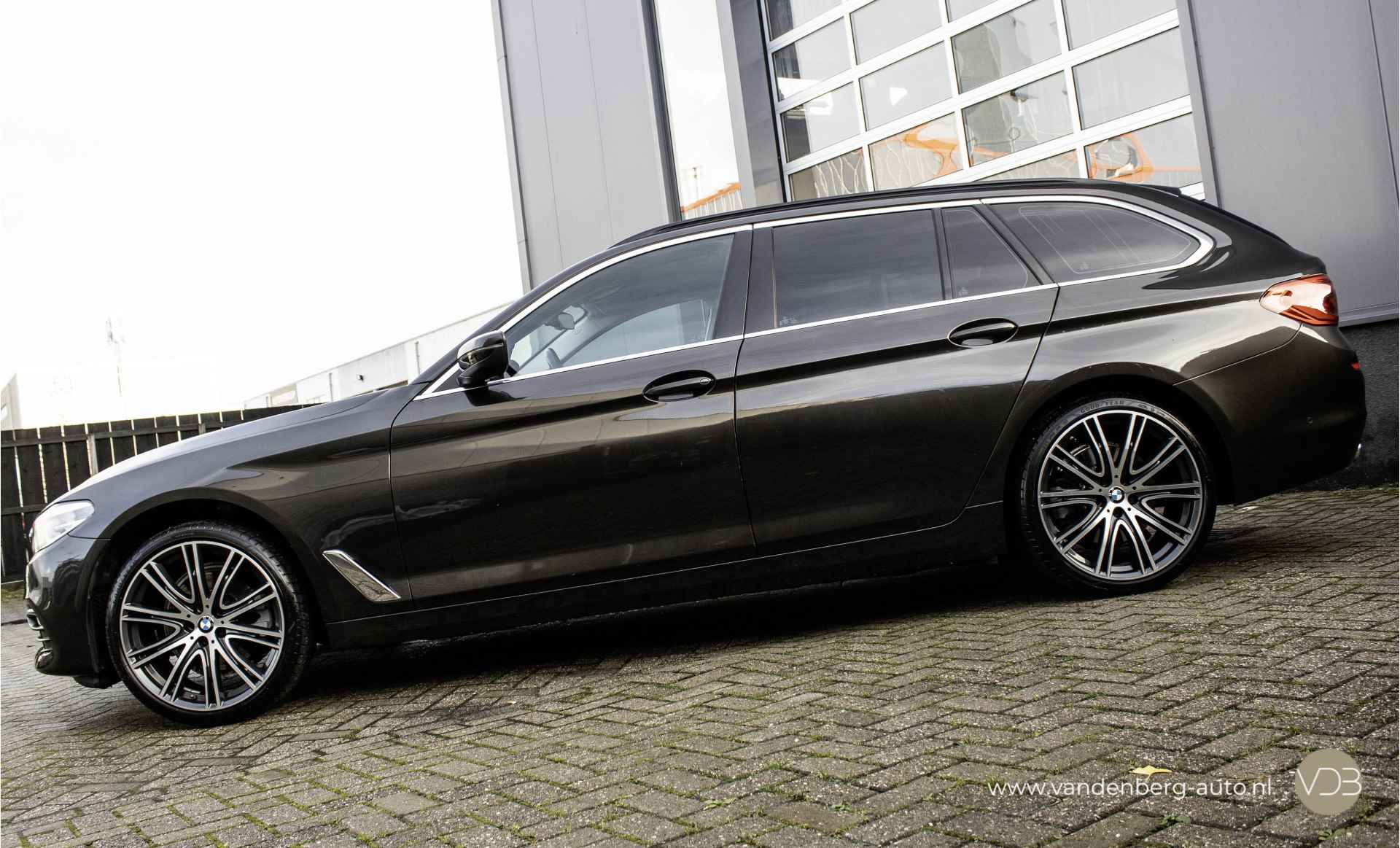 BMW 5 Serie Touring 520i Executive Leer 20inch Origineel NL - 2/16