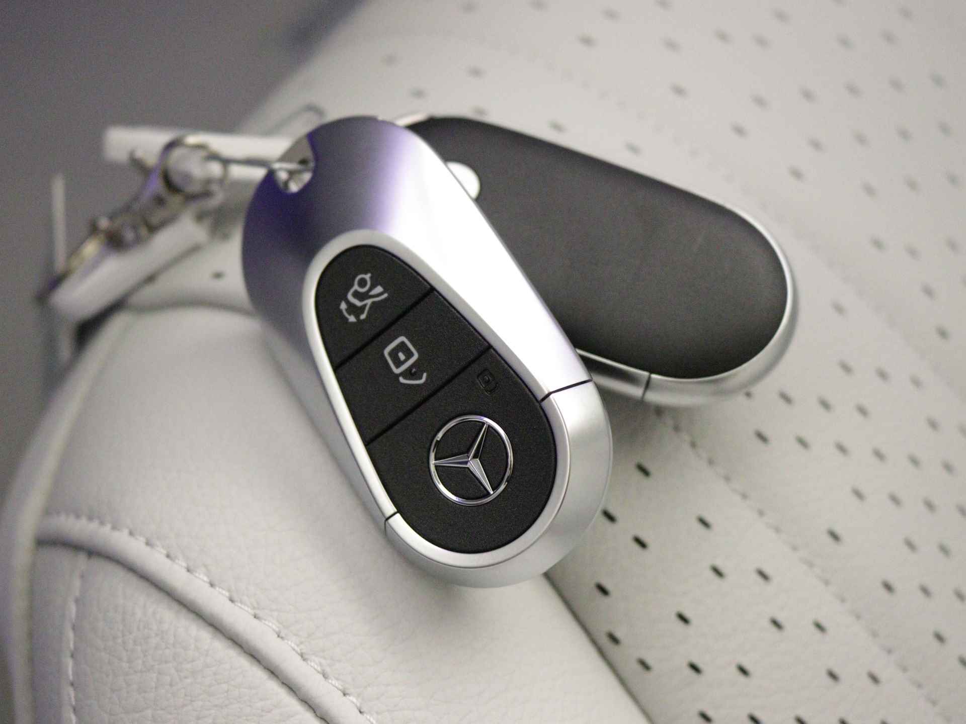 Mercedes-Benz EQE 300 Sport Edition 89 kWh | Verwarmde en geklimatiseerde stoelen vooraan | Geluidspersonalisatie | Premium Pack | KEYLESS GO-pakket | Digital light | Burmester® 3D-Surround sound system | Parkeerpakket met 360° camera's | - 10/35