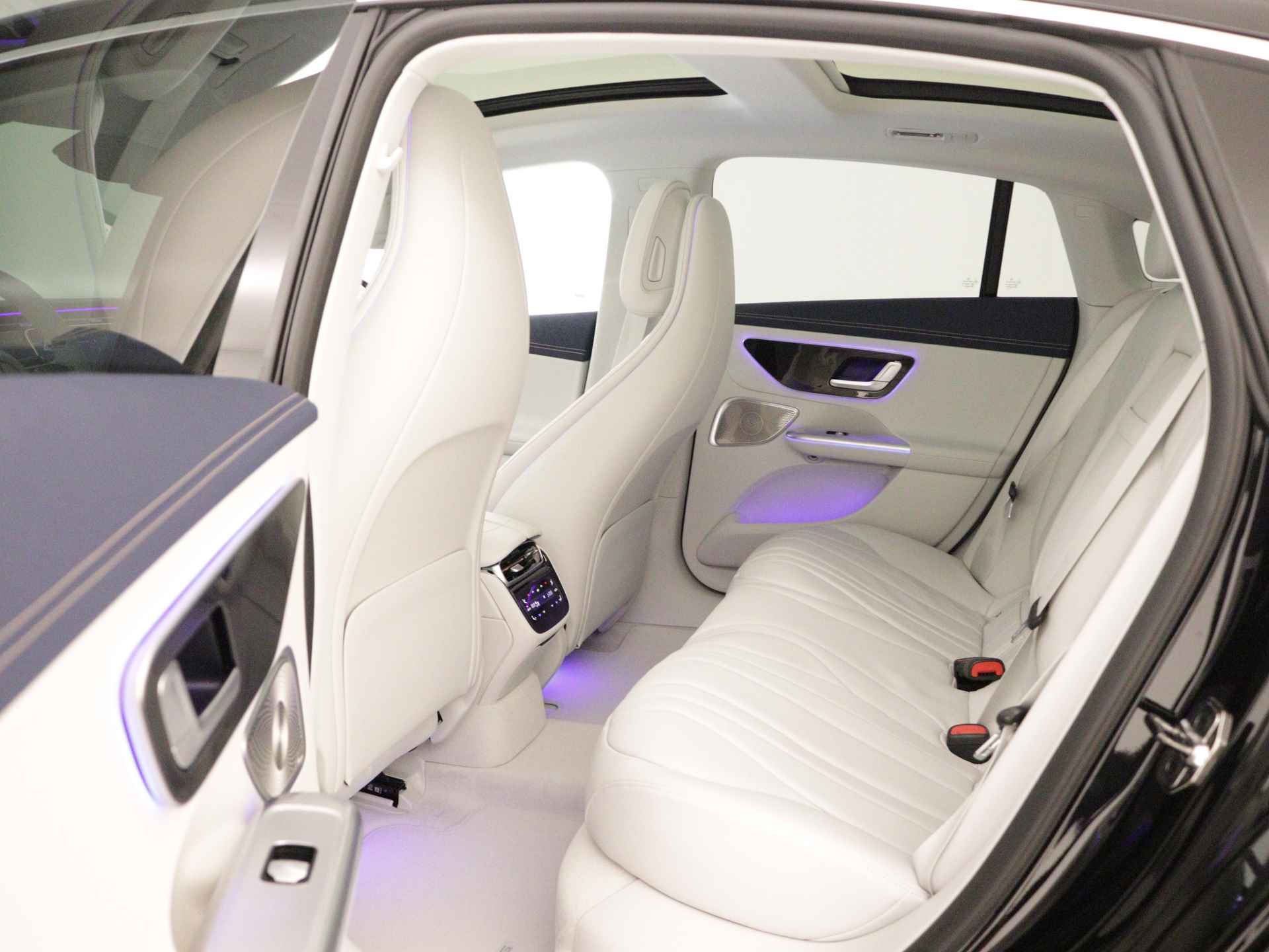 Mercedes-Benz EQE 300 Sport Edition 89 kWh | Verwarmde en geklimatiseerde stoelen vooraan | Geluidspersonalisatie | Premium Pack | KEYLESS GO-pakket | Digital light | Burmester® 3D-Surround sound system | Parkeerpakket met 360° camera's | - 15/35