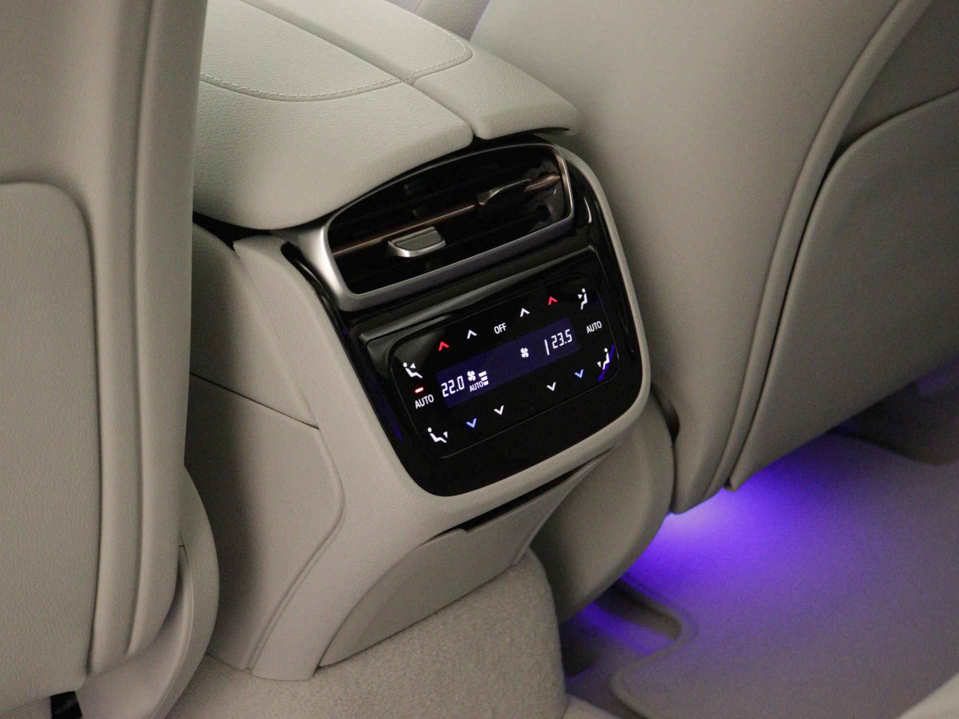 Mercedes-Benz EQE 300 Sport Edition 89 kWh | Verwarmde en geklimatiseerde stoelen vooraan | Geluidspersonalisatie | Premium Pack | KEYLESS GO-pakket | Digital light | Burmester® 3D-Surround sound system | Parkeerpakket met 360° camera's | - 16/35