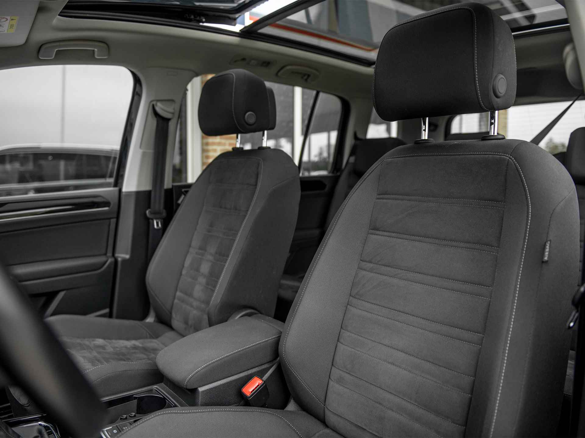 Volkswagen Touran 1.5TSi 150pk DSG Highline 7p | Panorama schuif-/kanteldak | ErgoActive stoel | Navi | Camera | LED verlichting | Stoelverwarming | Spiegelpakket | Safety pakket - 5/51