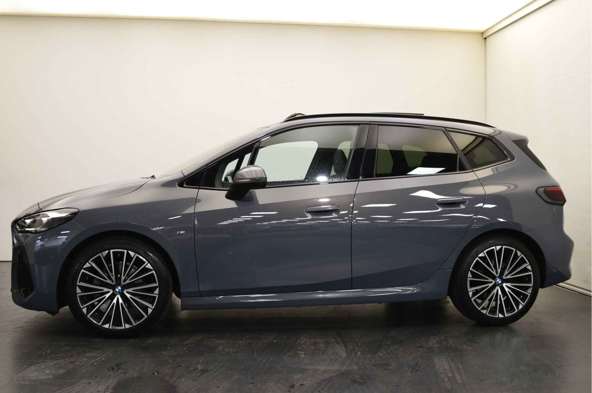 BMW 2 Serie Active Tourer 220i High Executive M Sport Automaat / Panoramadak / Trekhaak / M Adaptief onderstel / Sportstoelen / Adaptieve LED / Head-Up / Comfort Access - 2/18