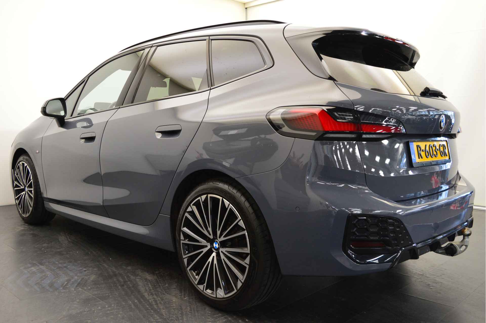 BMW 2 Serie Active Tourer 220i High Executive M Sport Automaat / Panoramadak / Trekhaak / M Adaptief onderstel / Sportstoelen / Adaptieve LED / Head-Up / Comfort Access - 7/18