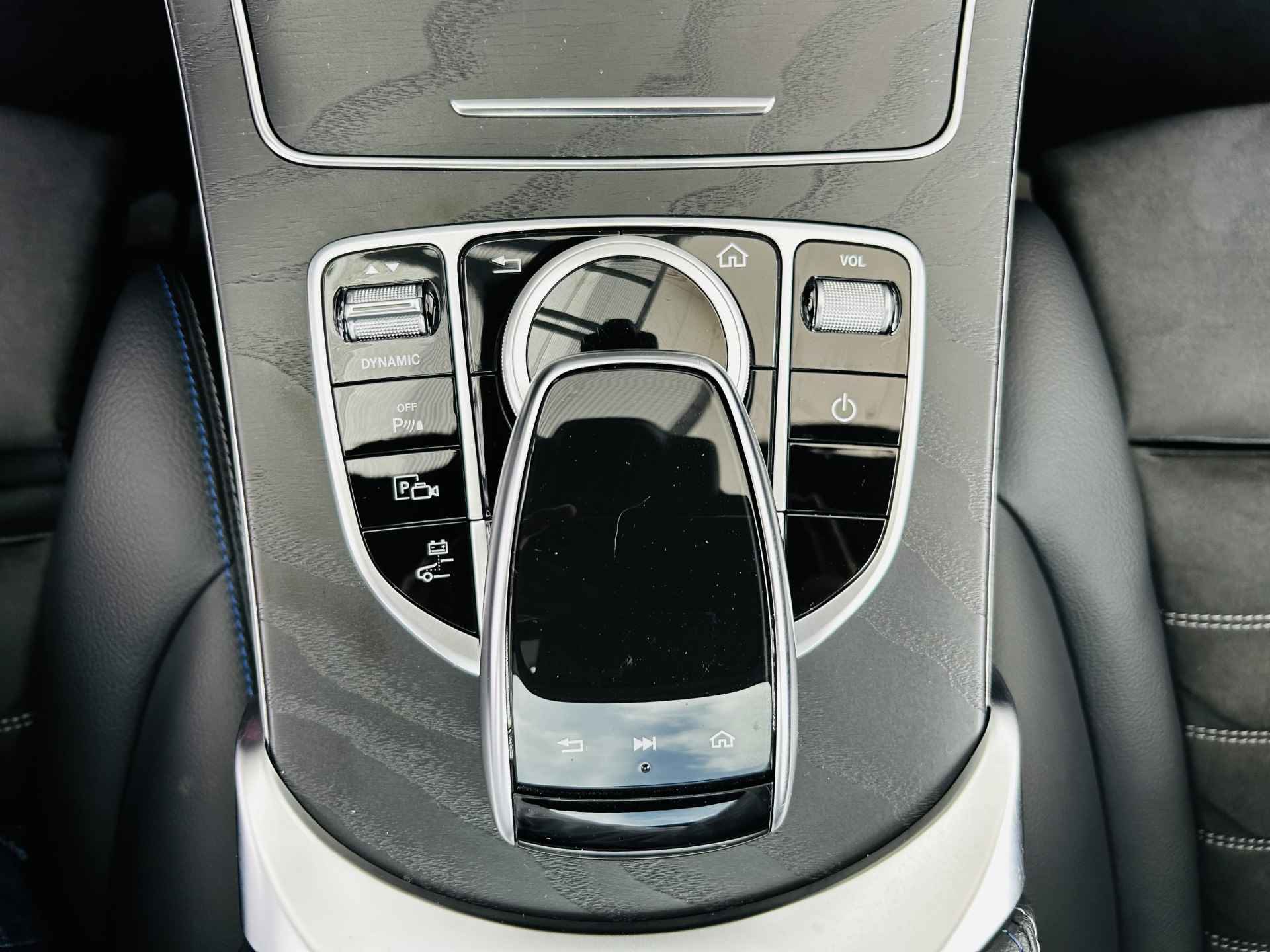 Mercedes-Benz C-Klasse Estate 300e AMG Hybride // Panoramadak // 360 Camera // MultiBeam LED koplampen // Night Pakket // Digitaal Dashbord // Elektris - 11/55