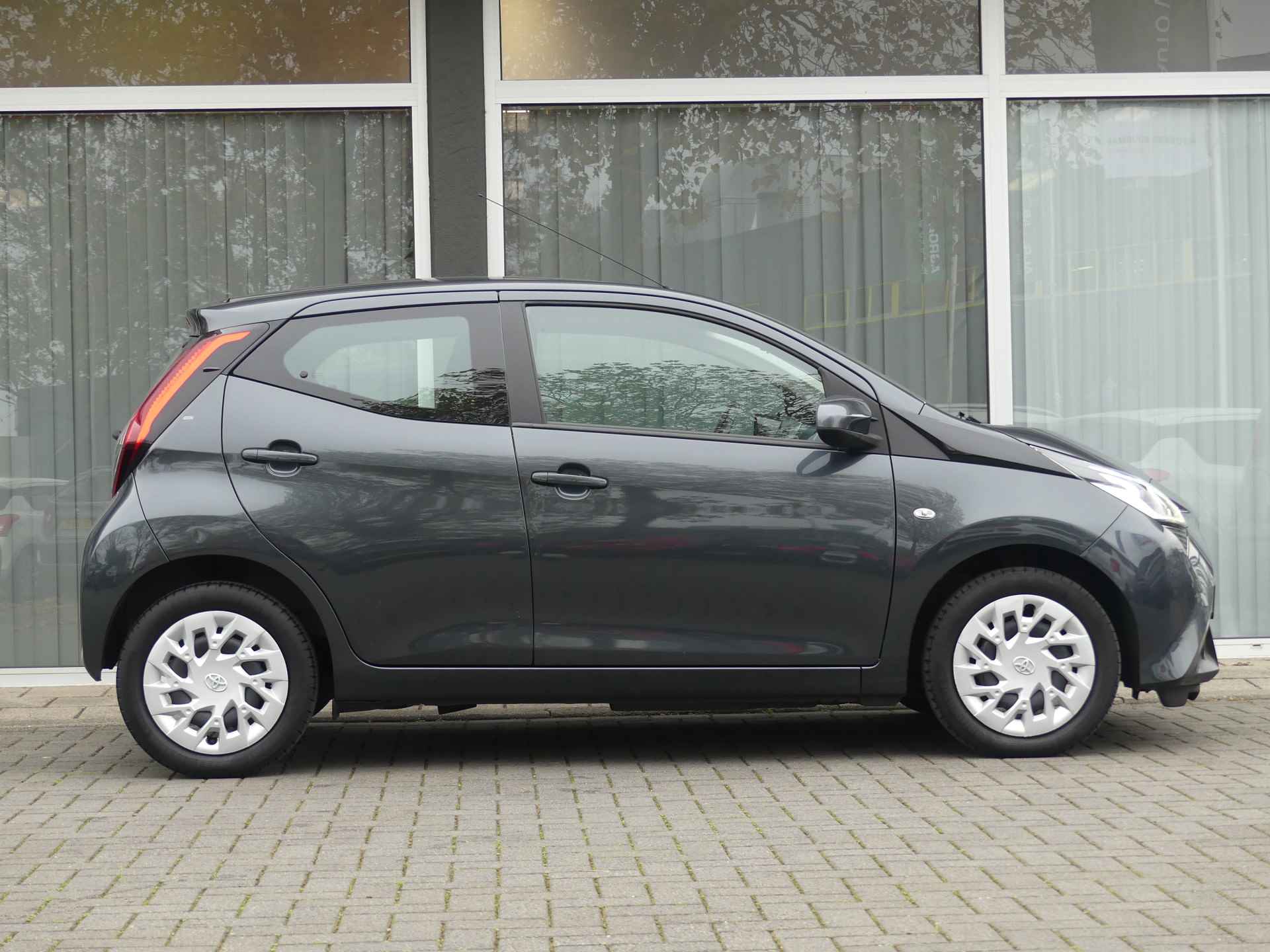 Toyota Aygo 1.0 VVT-i x-play limited Airco, Apple Capl/Andr Auto, Achteruitrijcamera - 3/25