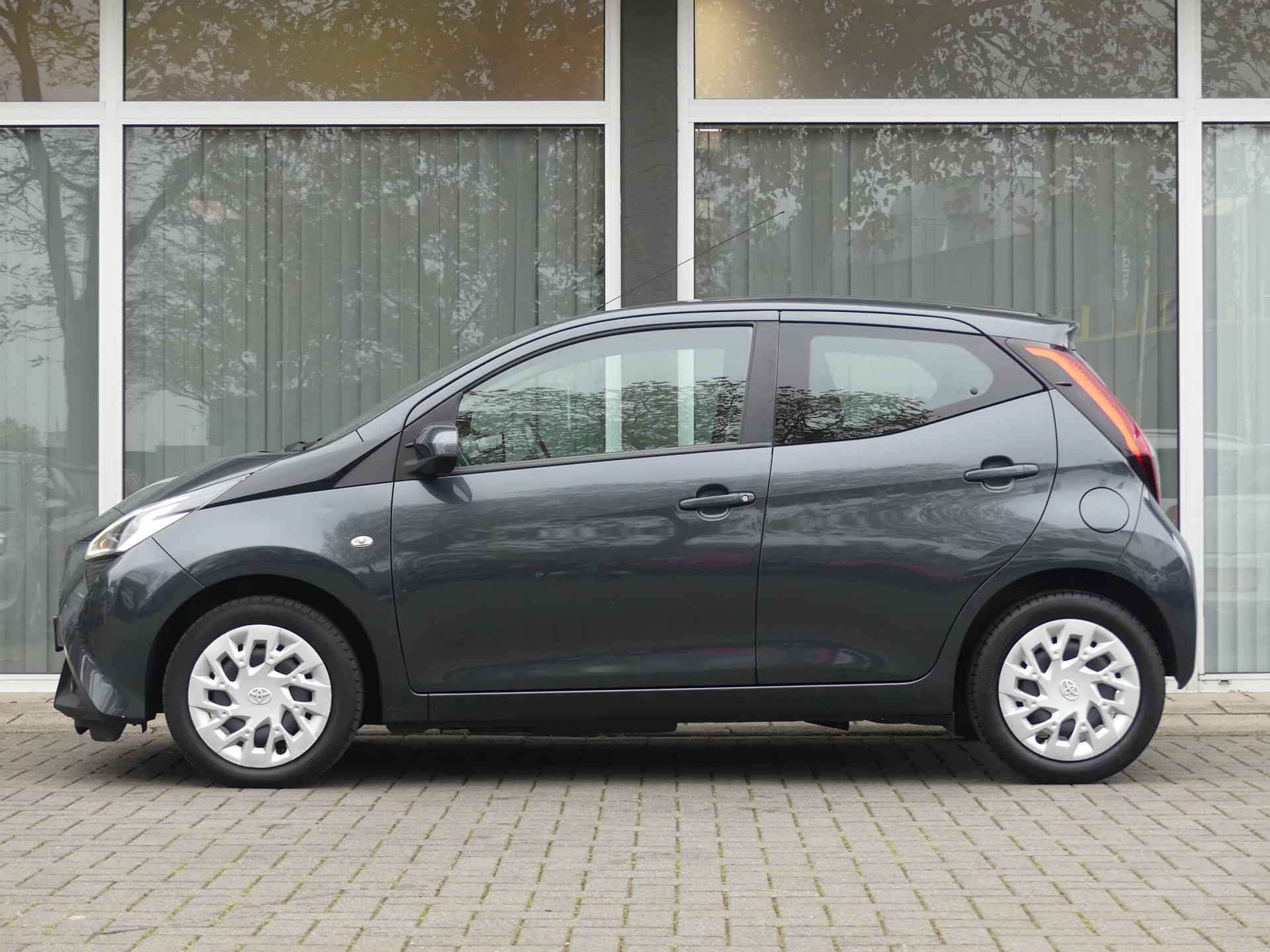 Toyota Aygo 1.0 VVT-i x-play limited Airco, Apple Capl/Andr Auto, Achteruitrijcamera - 4/25