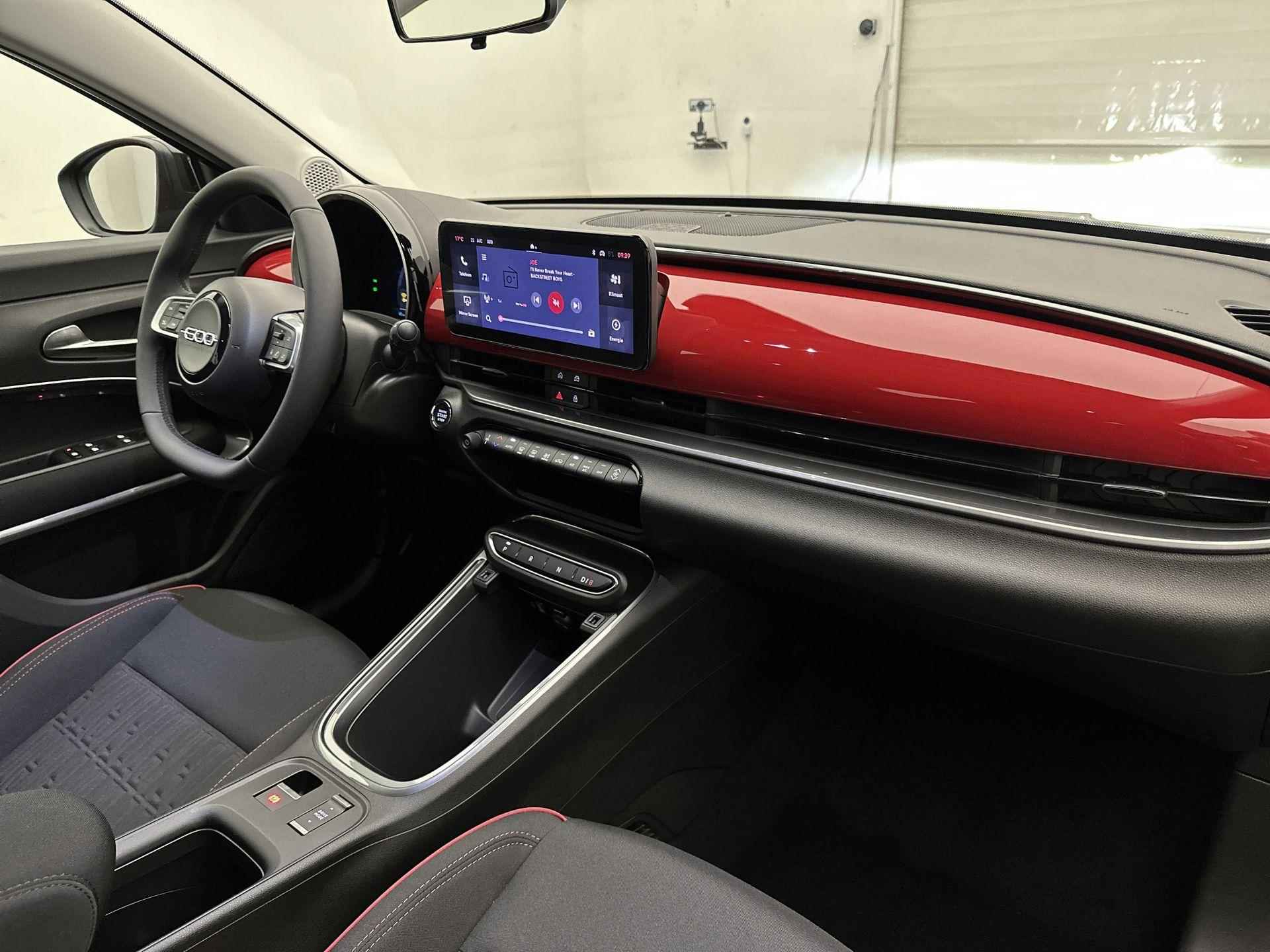 Fiat 600e EV RED 54 kWh 156 pk | Navigatie via Apple Carplay/Android Auto | Parkeersensoren Achter | Keyless Start | Volledig Digitaal Instrumentenpaneel | LED Koplampen | DAB Ontvanger | Climate Control | Cruise Control | - 13/32