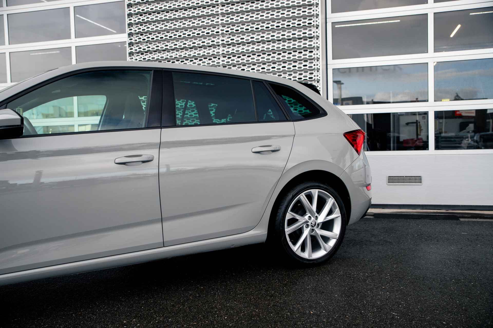 Škoda Scala Sport Business 1.0TSi 110pk | Panoramadak | Camera | Navigatie | 18" | Trekhaak - 33/35