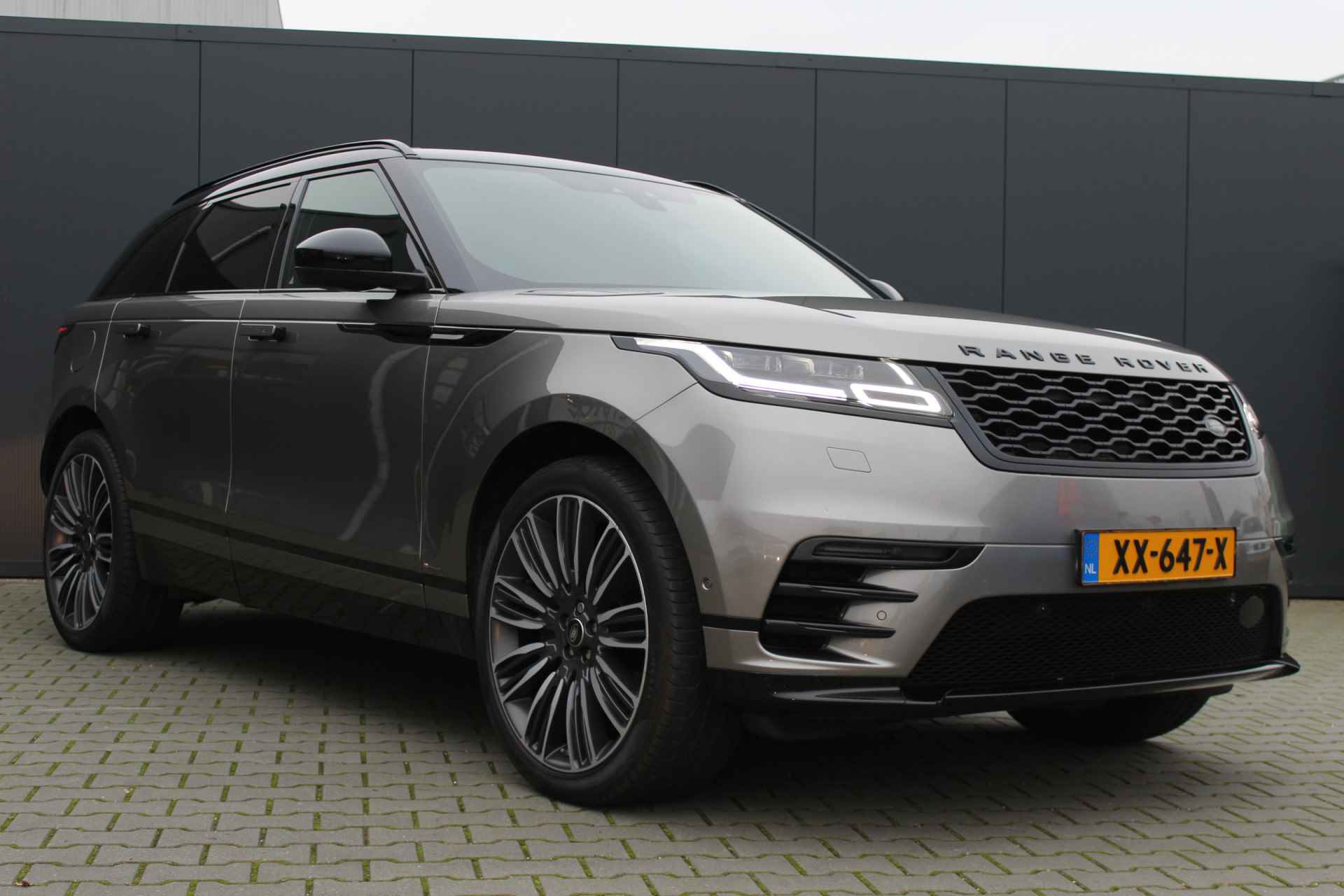 Land Rover Range Rover Velar 3.0 V6 AWD R-Dynamic HSE | incl. 12 maanden garantie | Trekhaak wegklapbaar | Schuif/kantel dak | Dodehoek detectie | Massage stoelen | 22 inch velgen | Bomvolle auto | Luxe uitstraling | 2500KG trekgewicht - 4/61